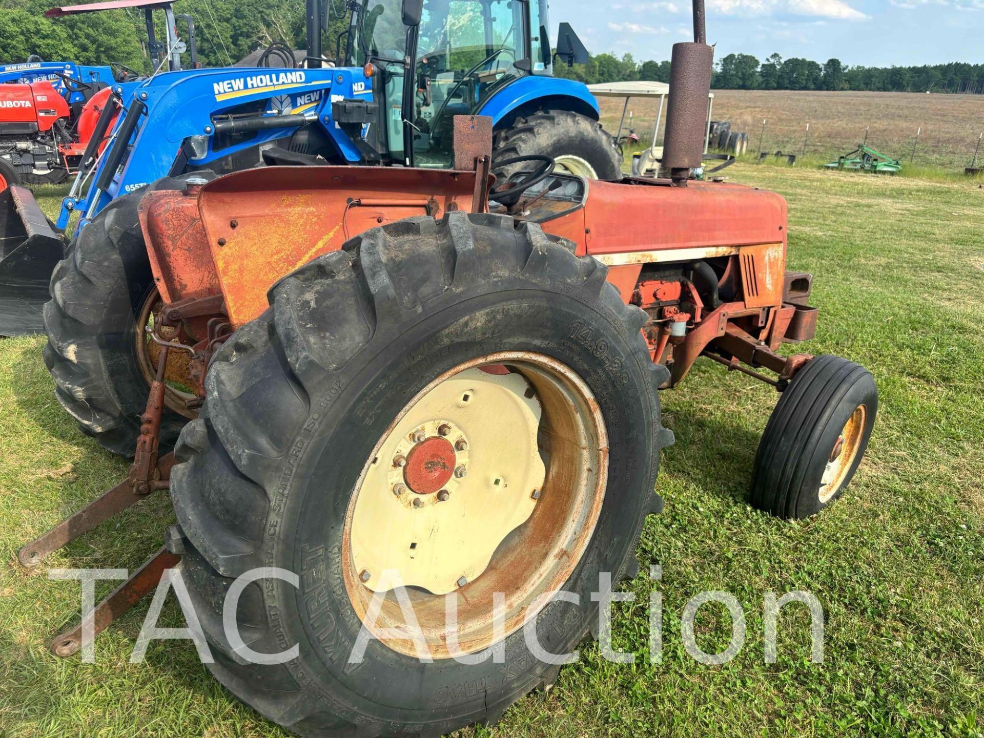 International Harvester 464 Farm Tractor - Image 4 of 13