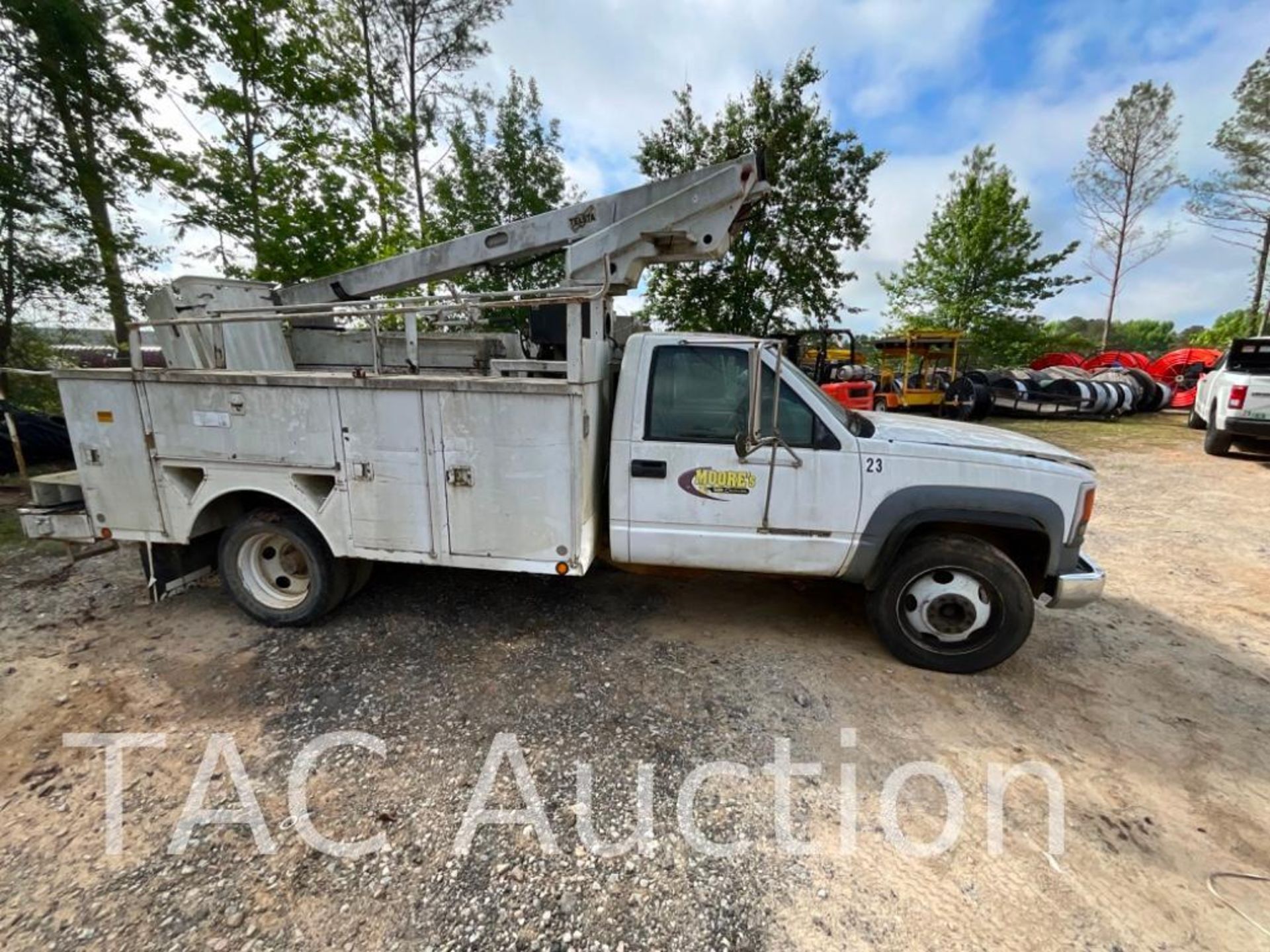 2001 Chevrolet C3500 Bucket Truck - Image 6 of 46