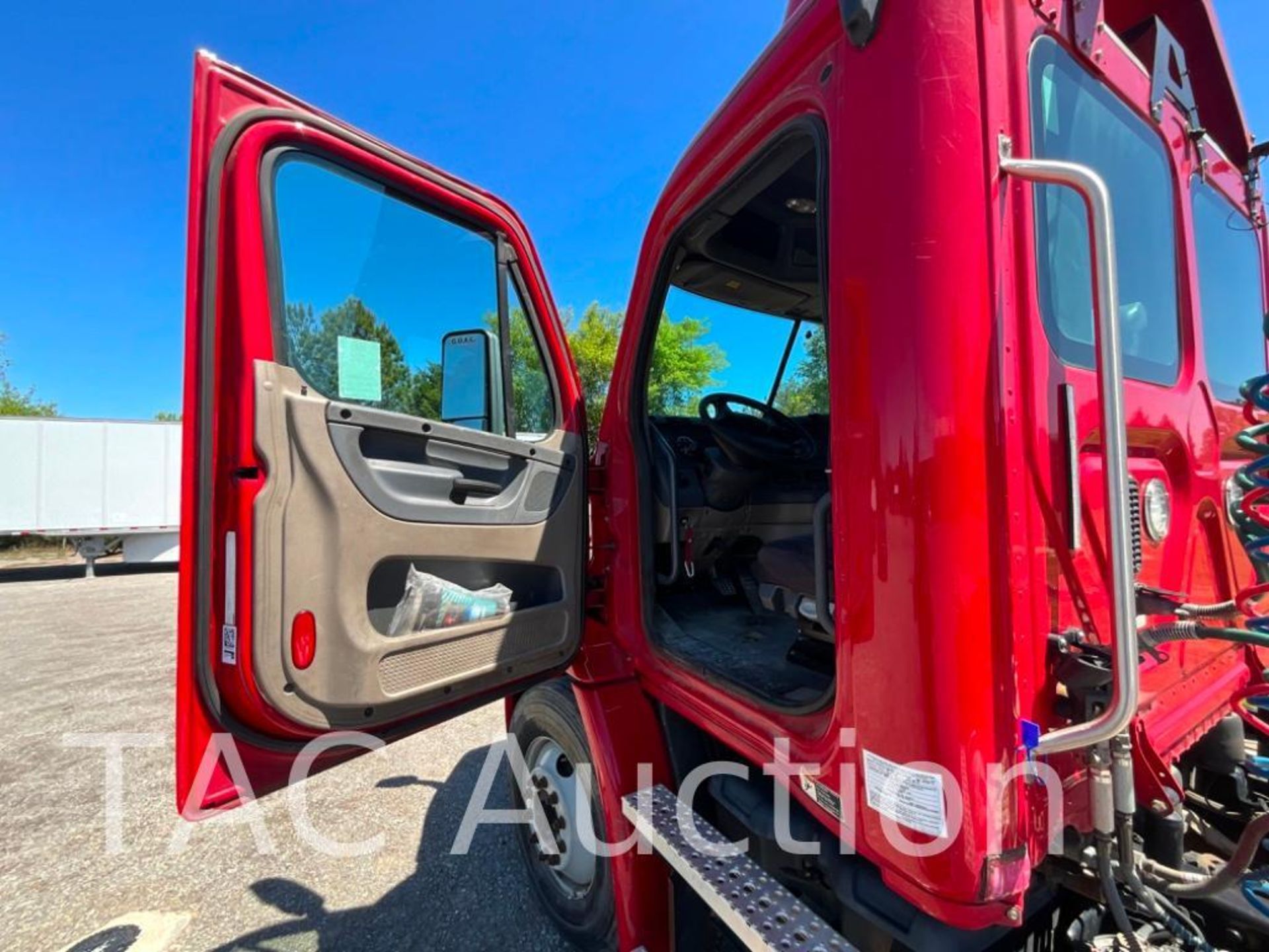 2016 Freightliner Cascadia 113 S/A Day Cab - Image 13 of 68