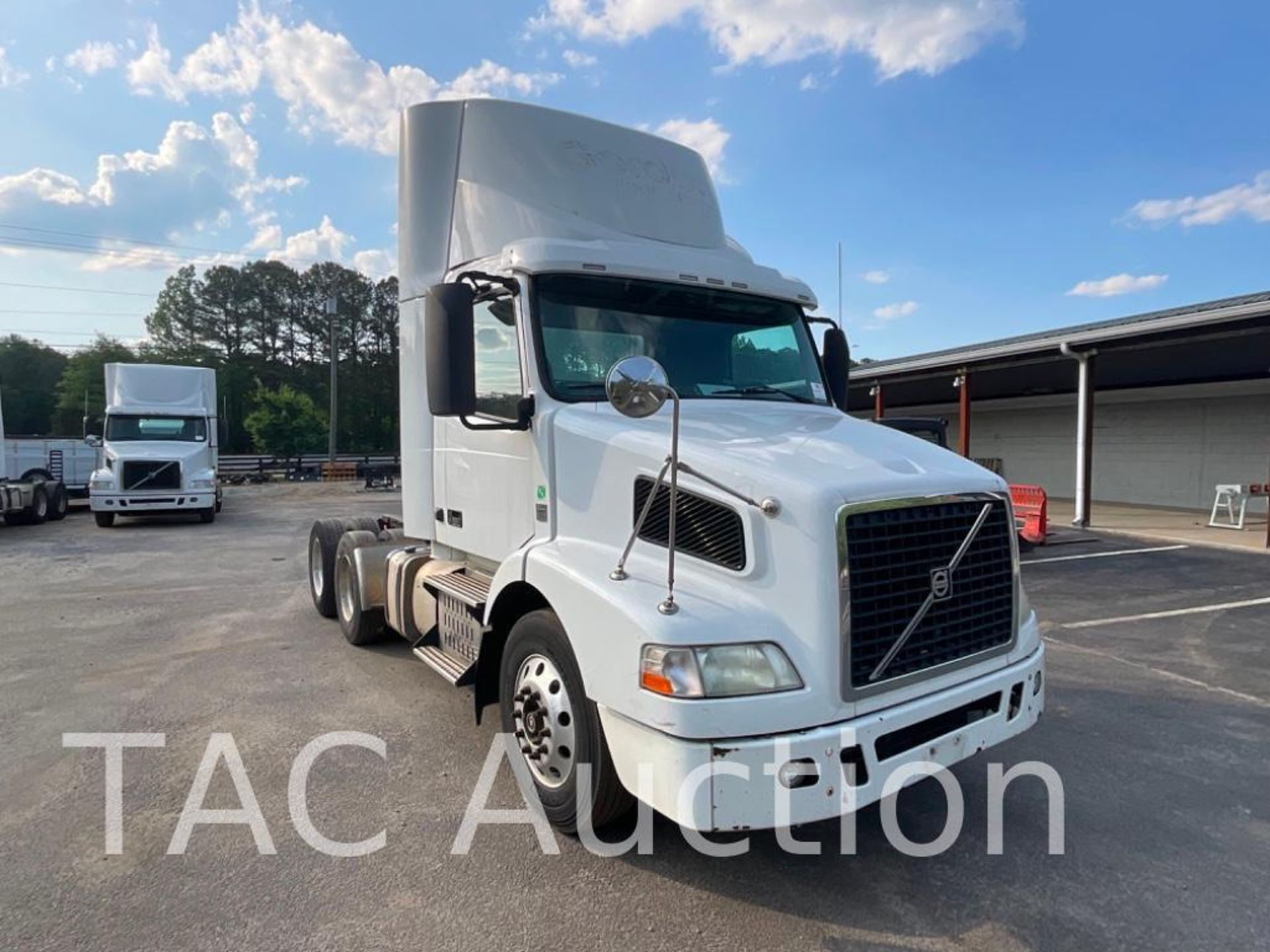 2014 Volvo VNM Day Cab - Image 7 of 47