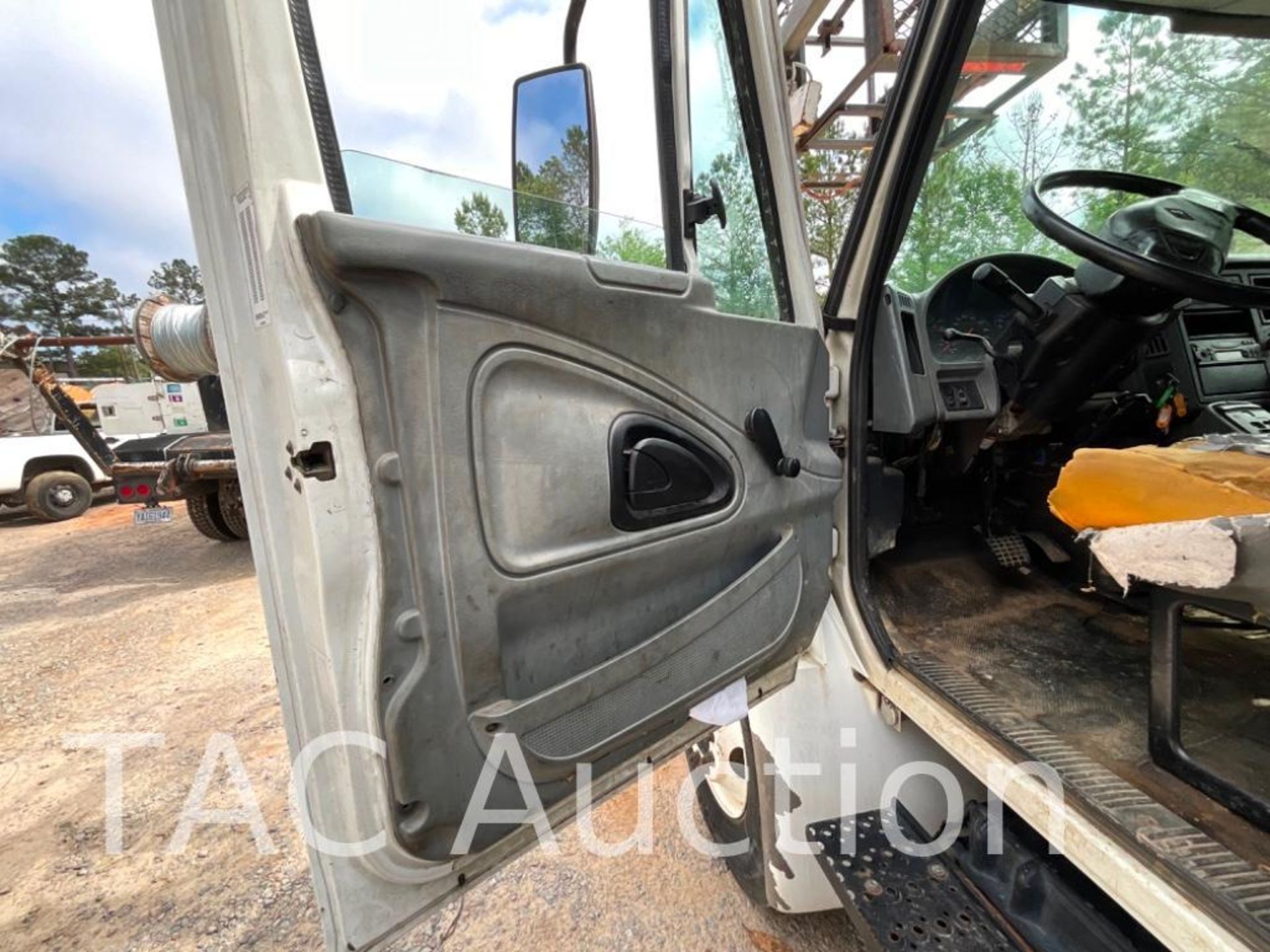 2006 International 4300 Cable Placer Bucket Truck - Image 24 of 64