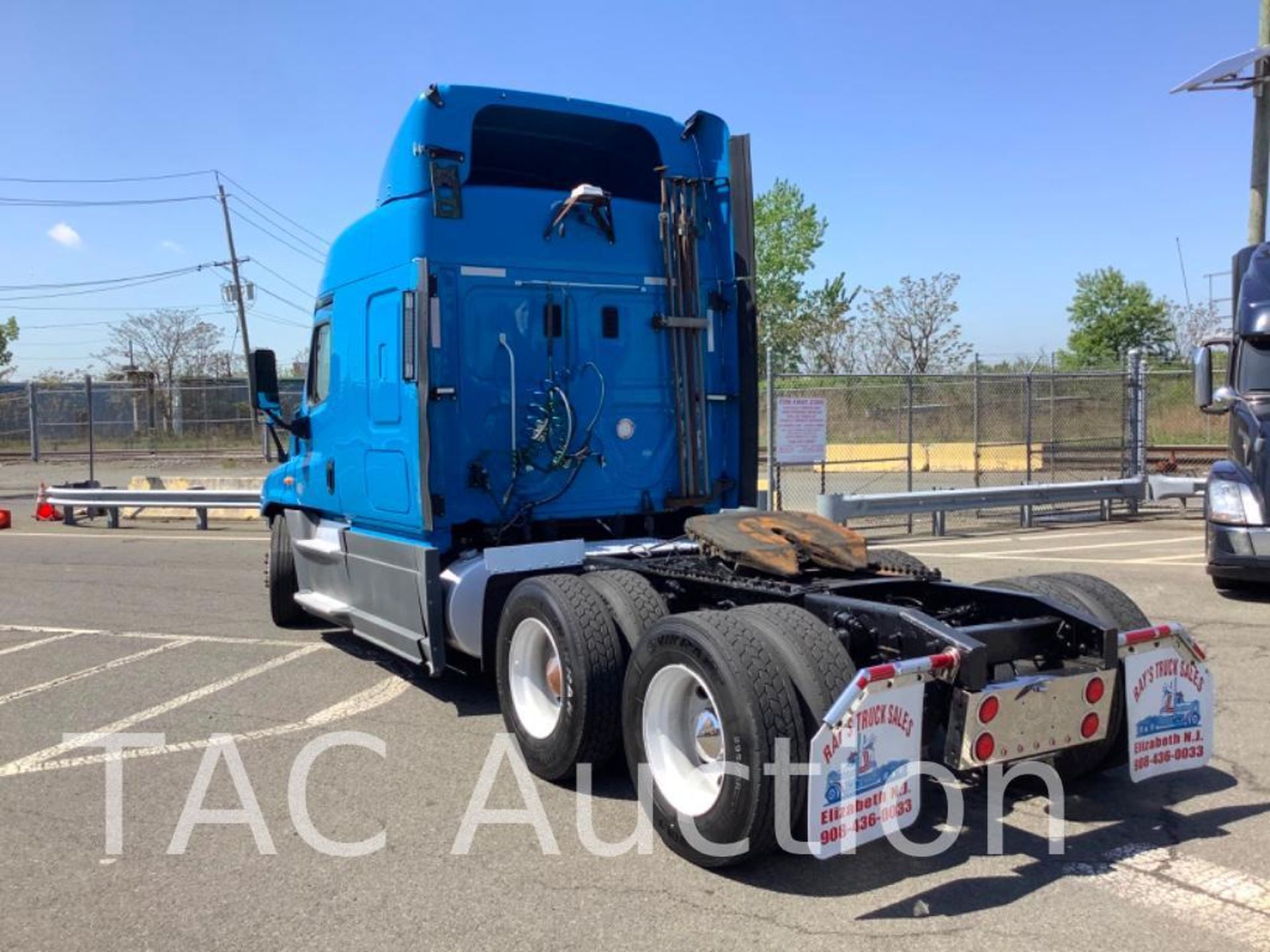 2014 Freightliner Cascadia Sleeper Truck - Image 4 of 86