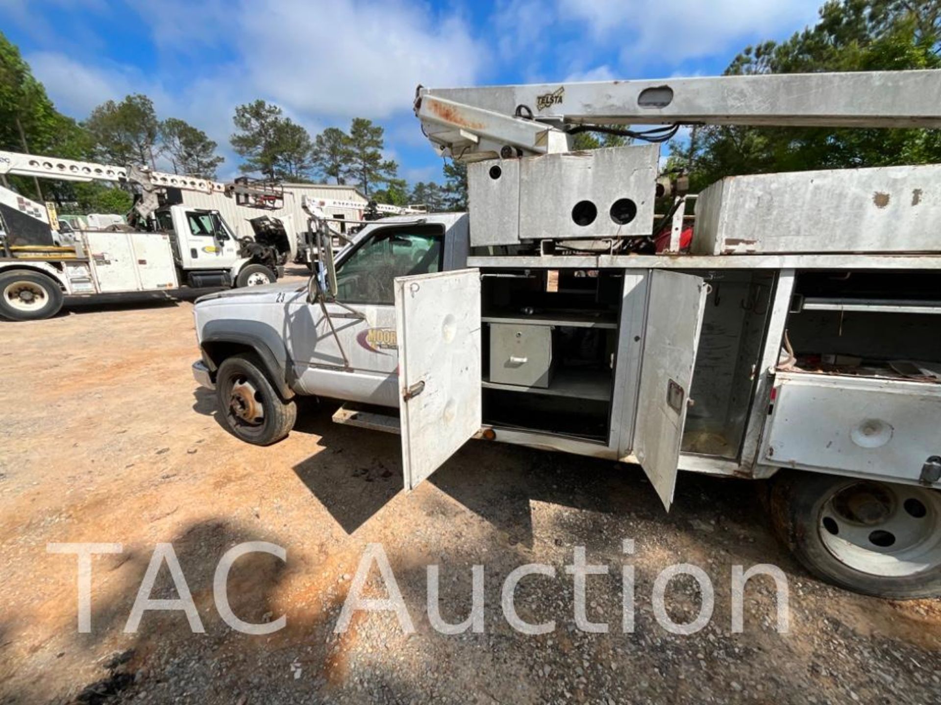 2001 Chevrolet C3500 Bucket Truck - Image 9 of 46