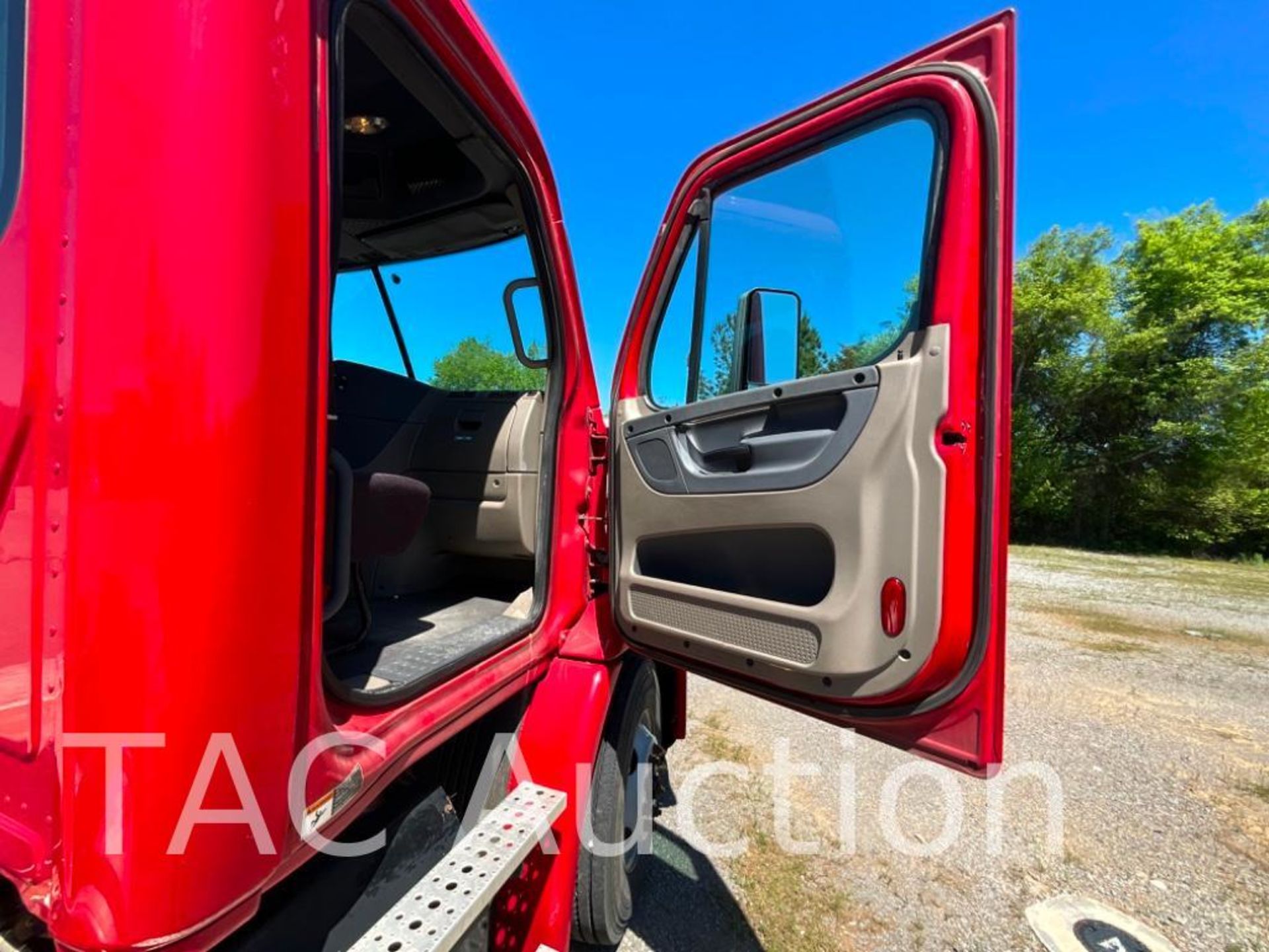 2016 Freightliner Cascadia 113 S/A Day Cab - Image 28 of 68