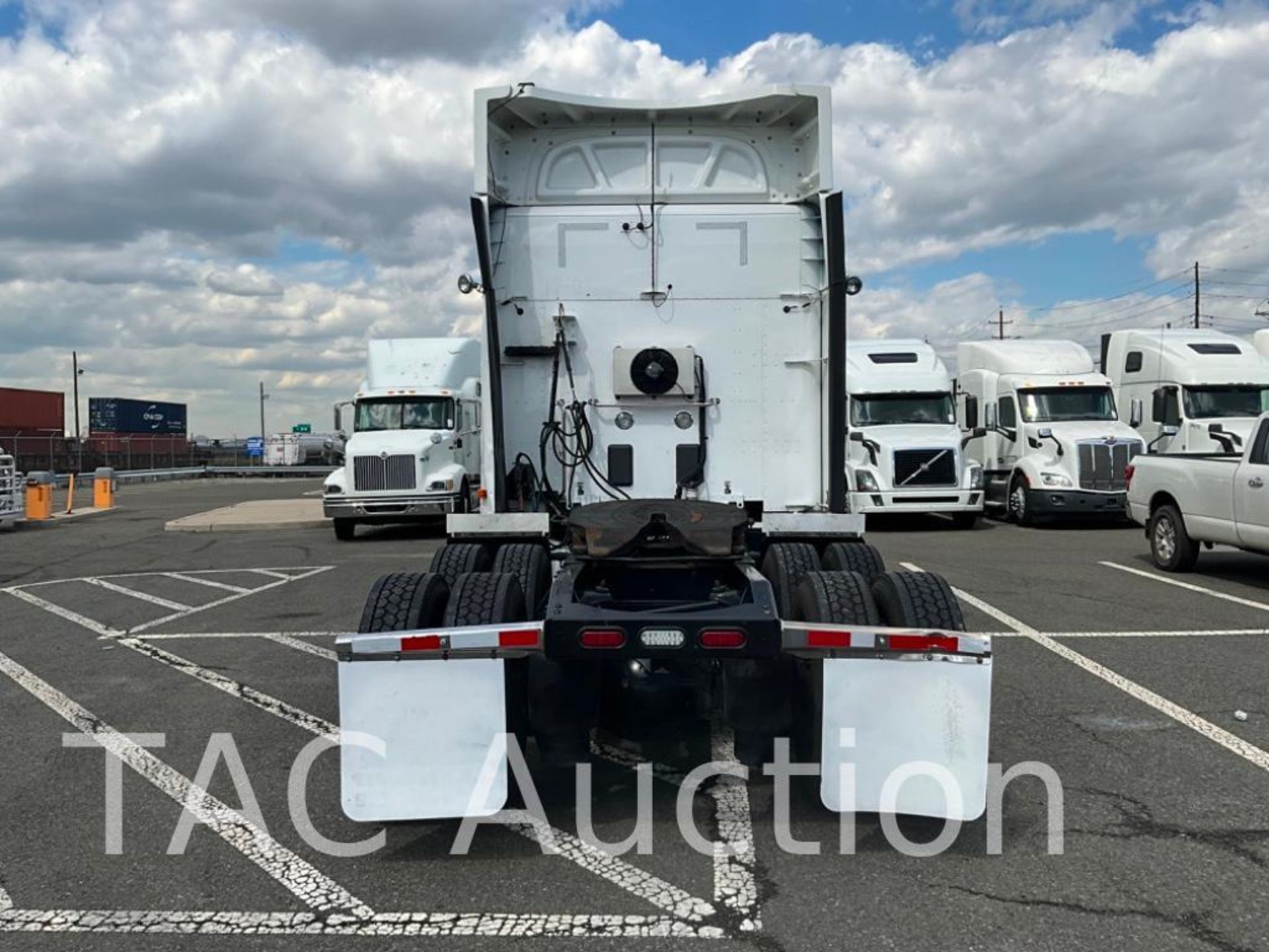 2017 Peterbilt 579 Sleeper Truck - Image 4 of 91