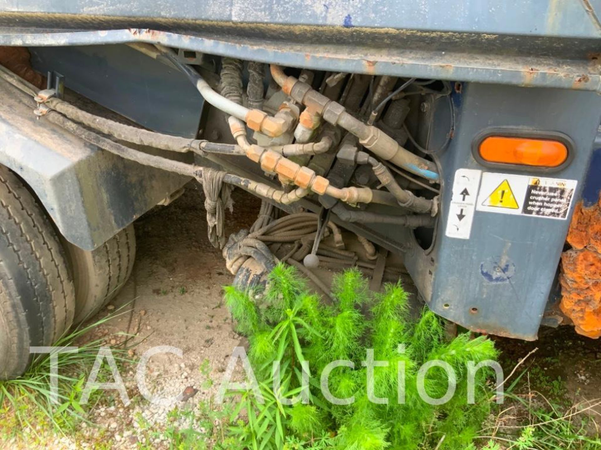 2007 Peterbilt 320 Garbage Truck - Image 19 of 49