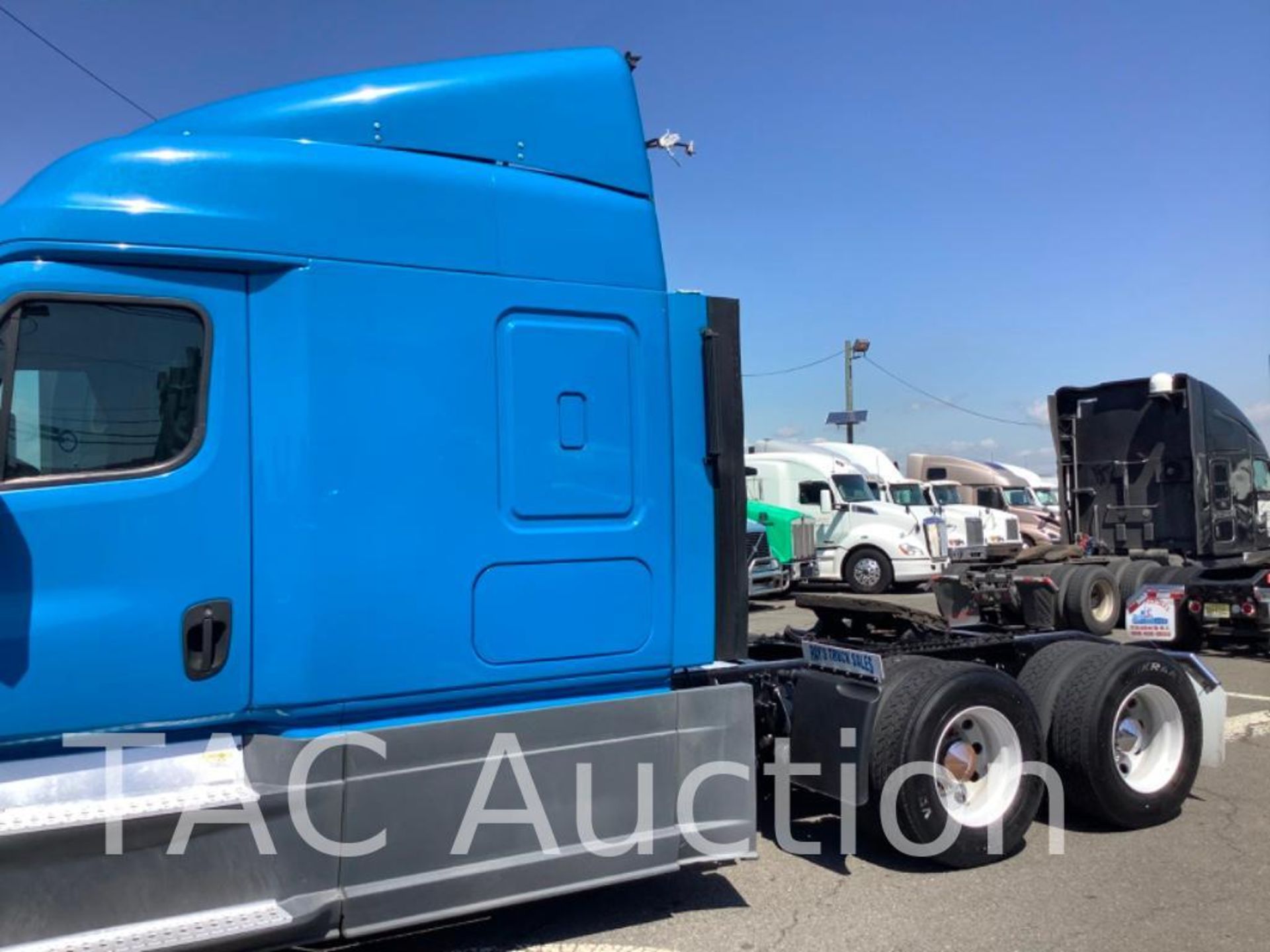 2014 Freightliner Cascadia Sleeper Truck - Image 3 of 86