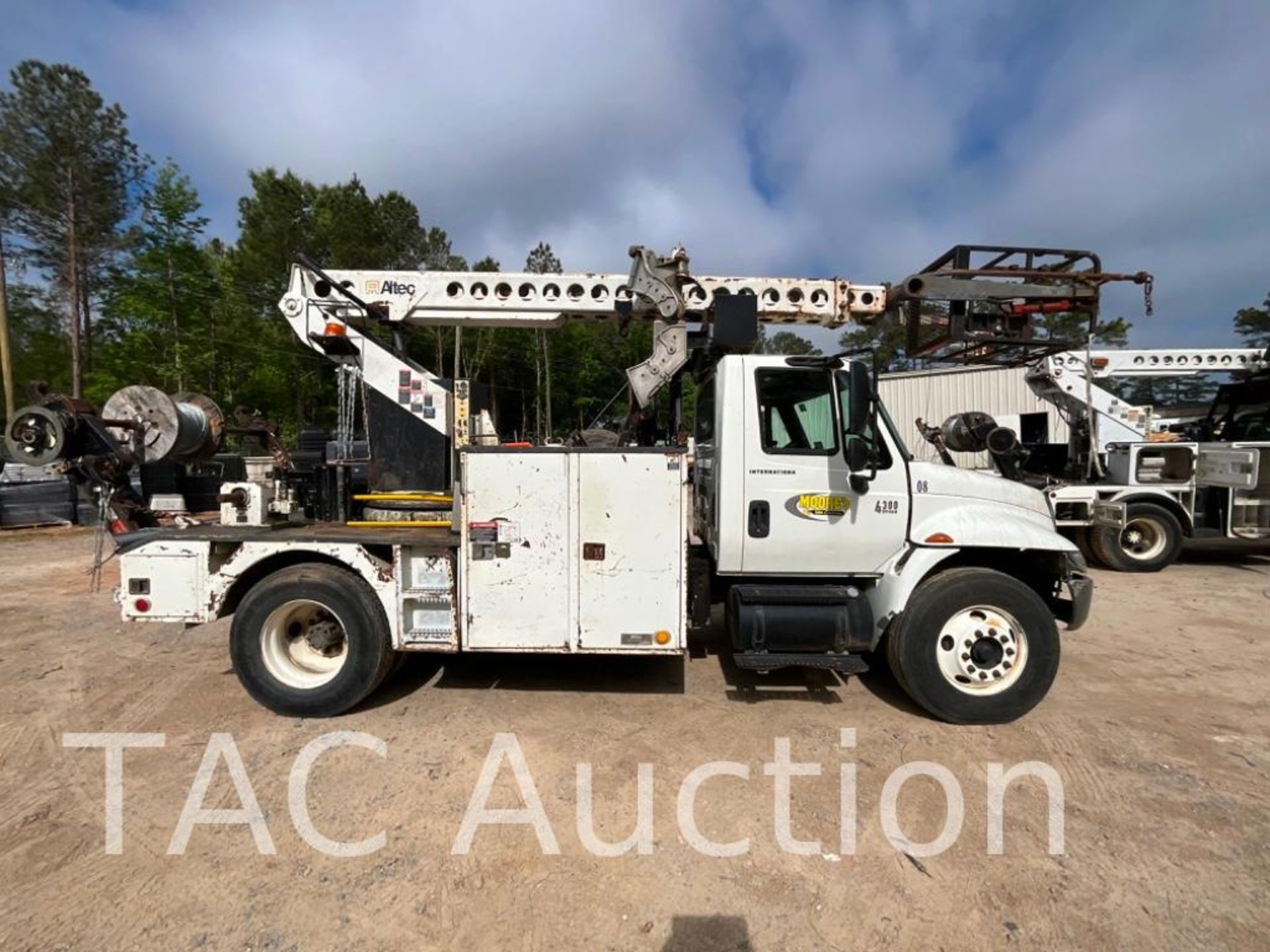 2006 International 4300 Cable Placer Bucket Truck - Image 6 of 64