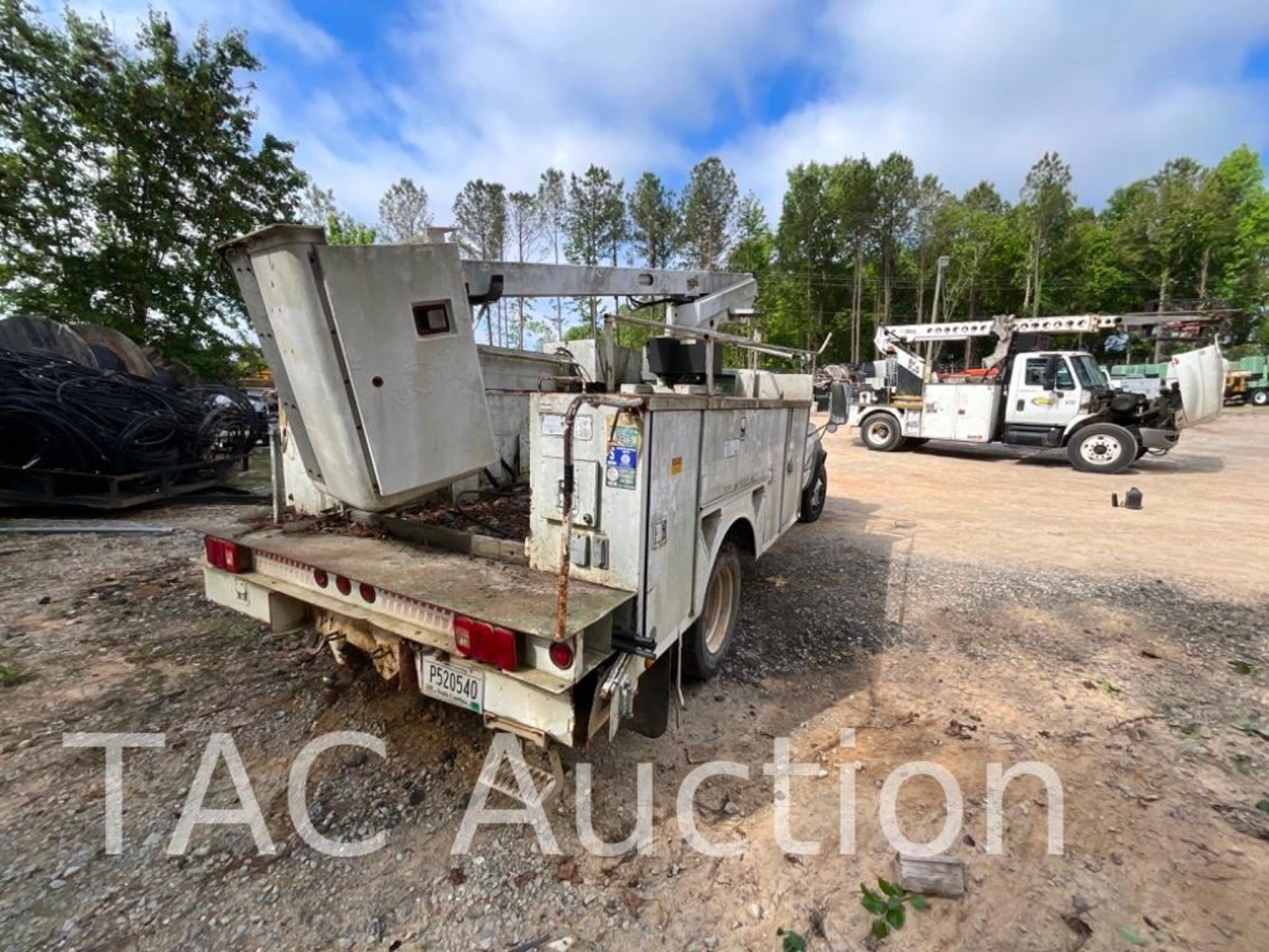 2001 Chevrolet C3500 Bucket Truck - Image 5 of 46