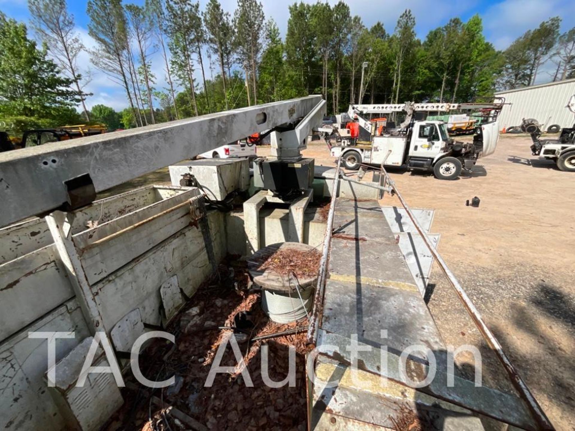 2001 Chevrolet C3500 Bucket Truck - Image 16 of 46