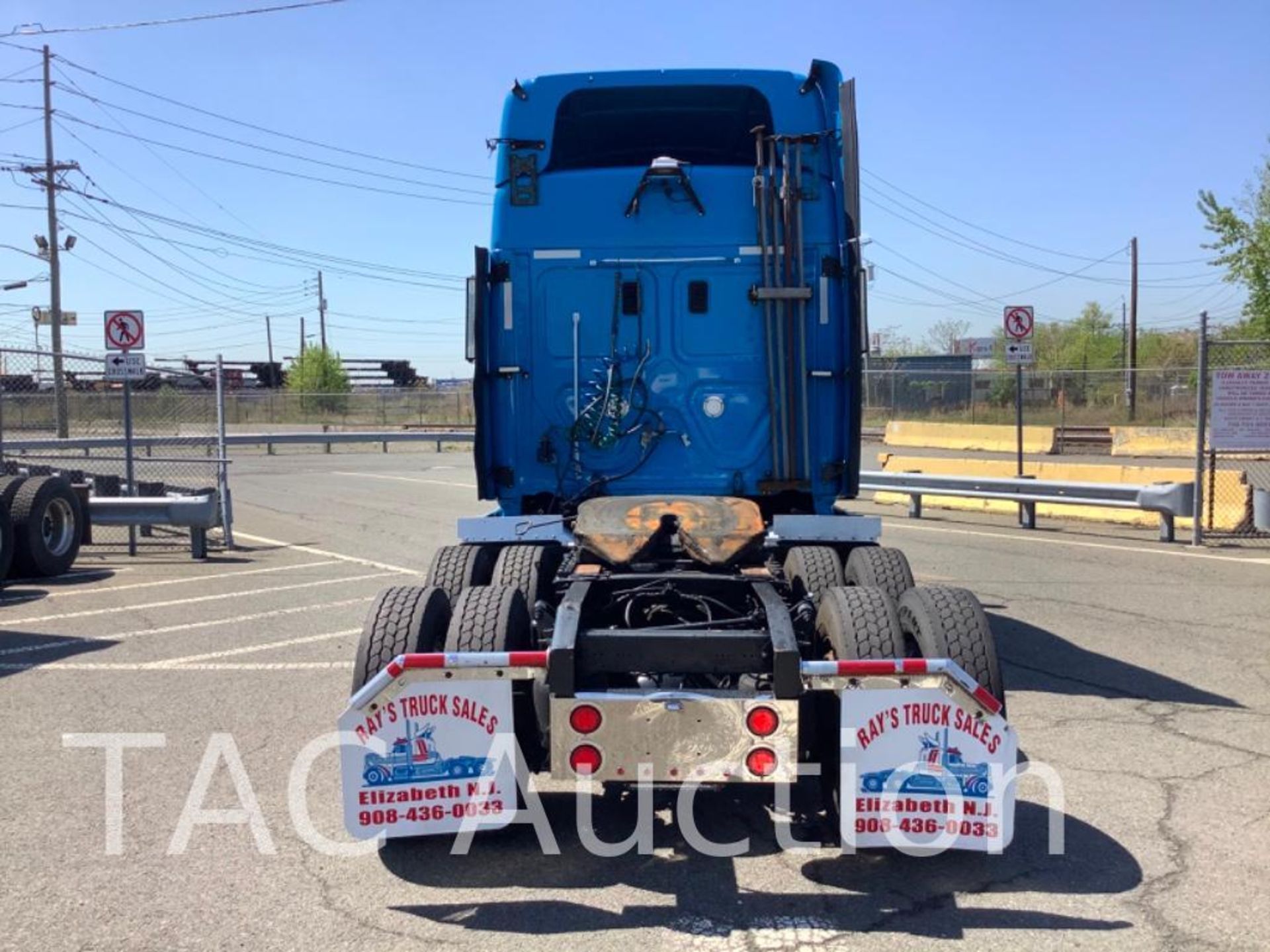 2014 Freightliner Cascadia Sleeper Truck - Image 5 of 86