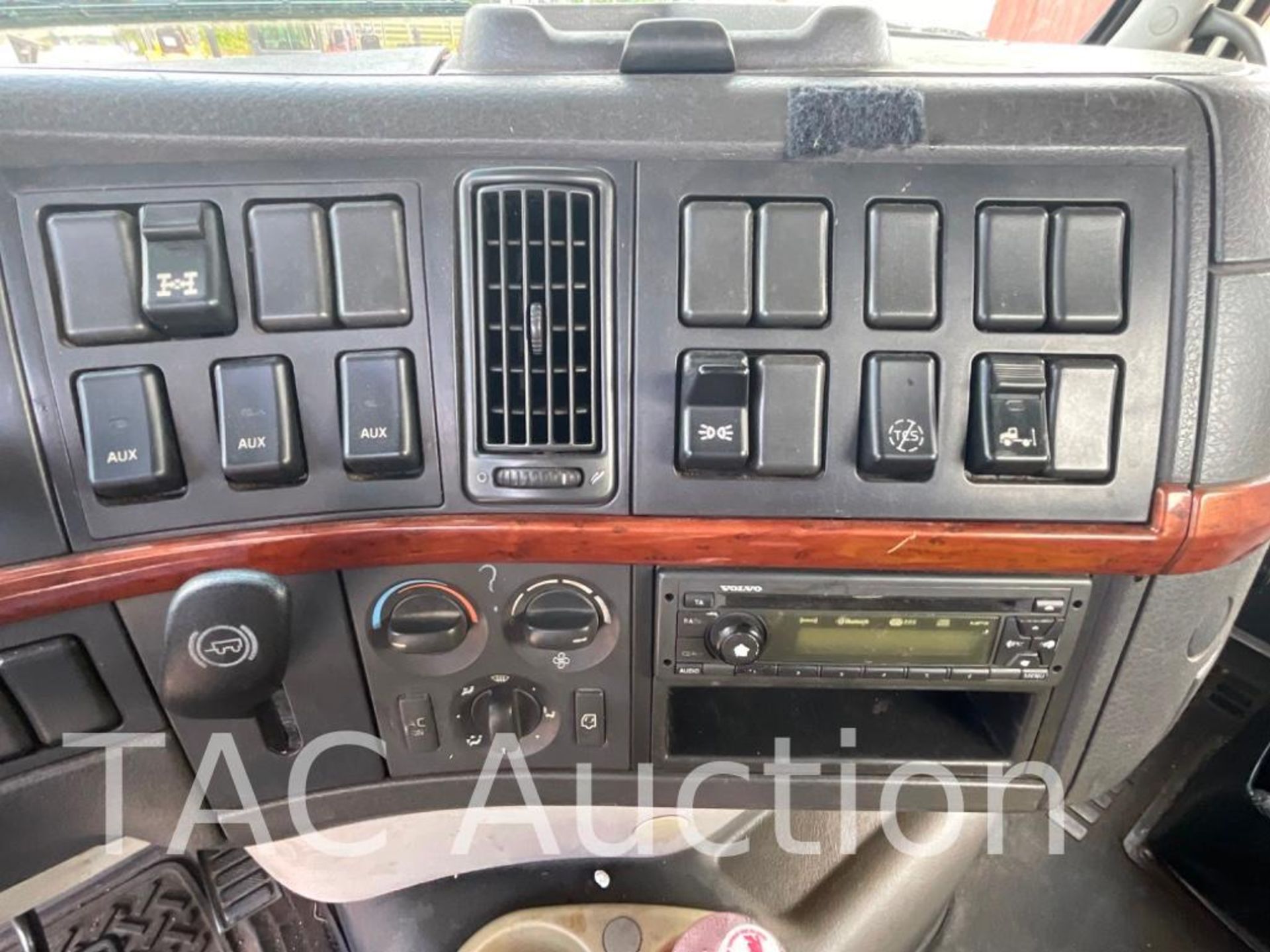 2012 Volvo VNM Day Cab - Image 14 of 48