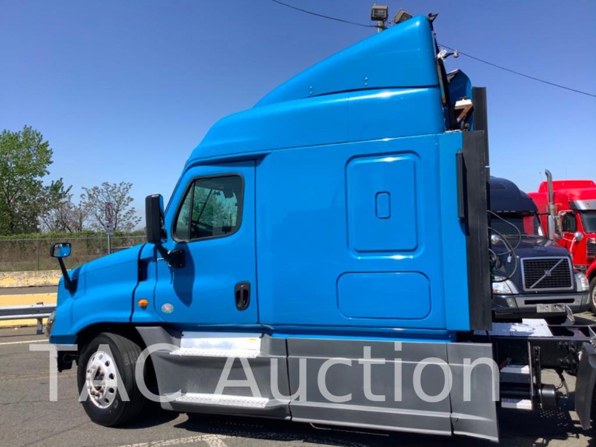 2014 Freightliner Cascadia Sleeper Truck - Image 2 of 86