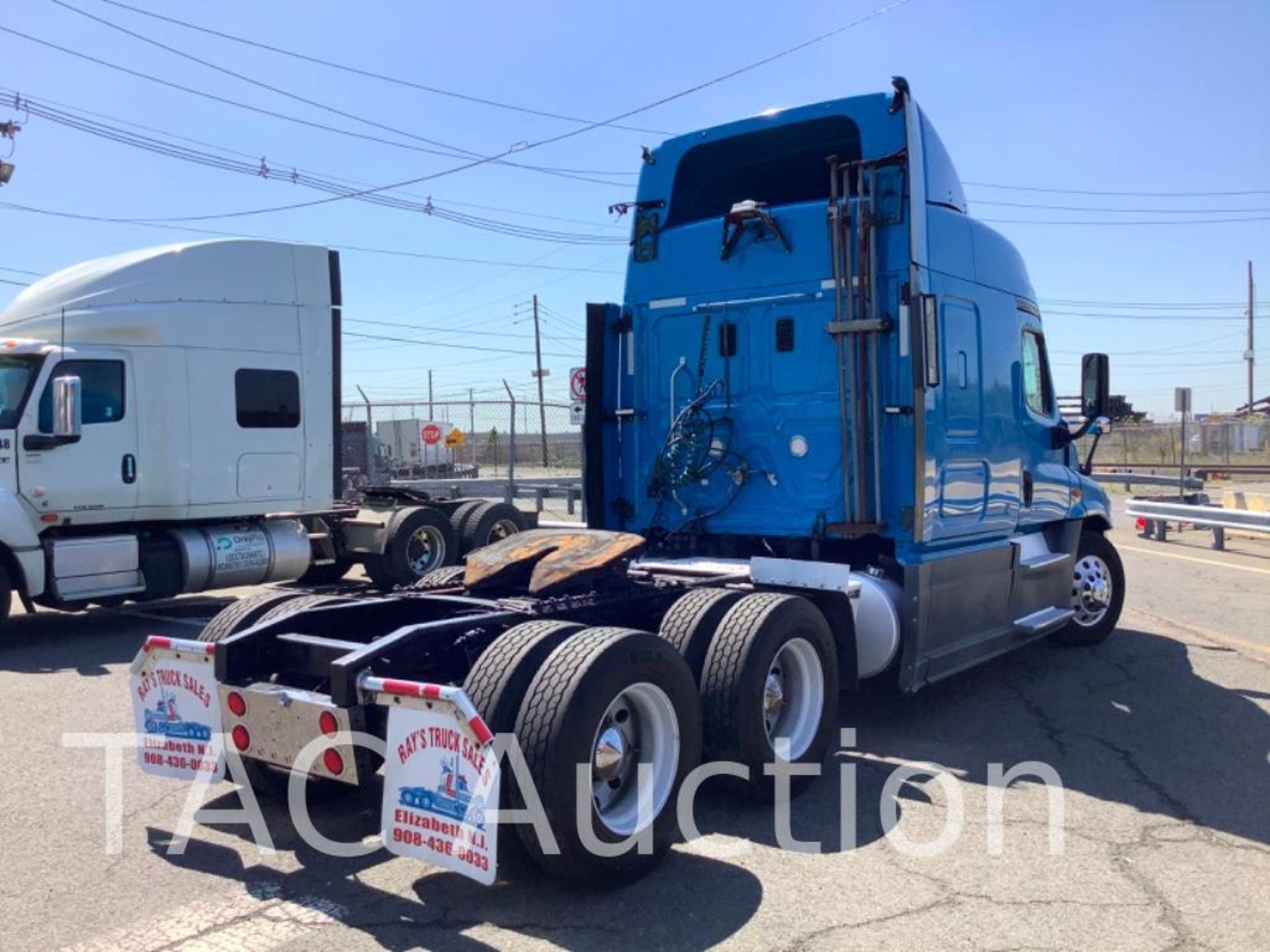 2014 Freightliner Cascadia Sleeper Truck - Image 6 of 86