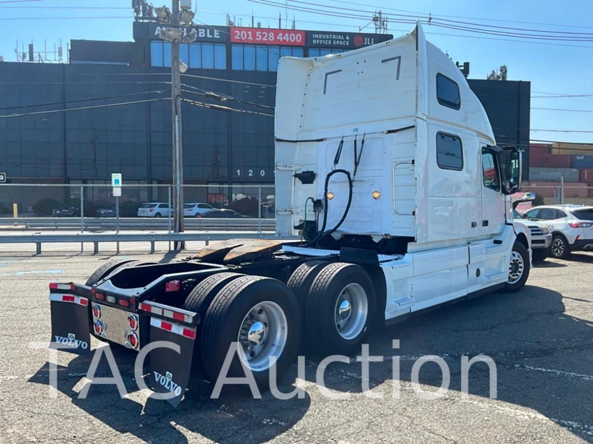 2015 Volvo VNL Sleeper Truck - Image 5 of 93