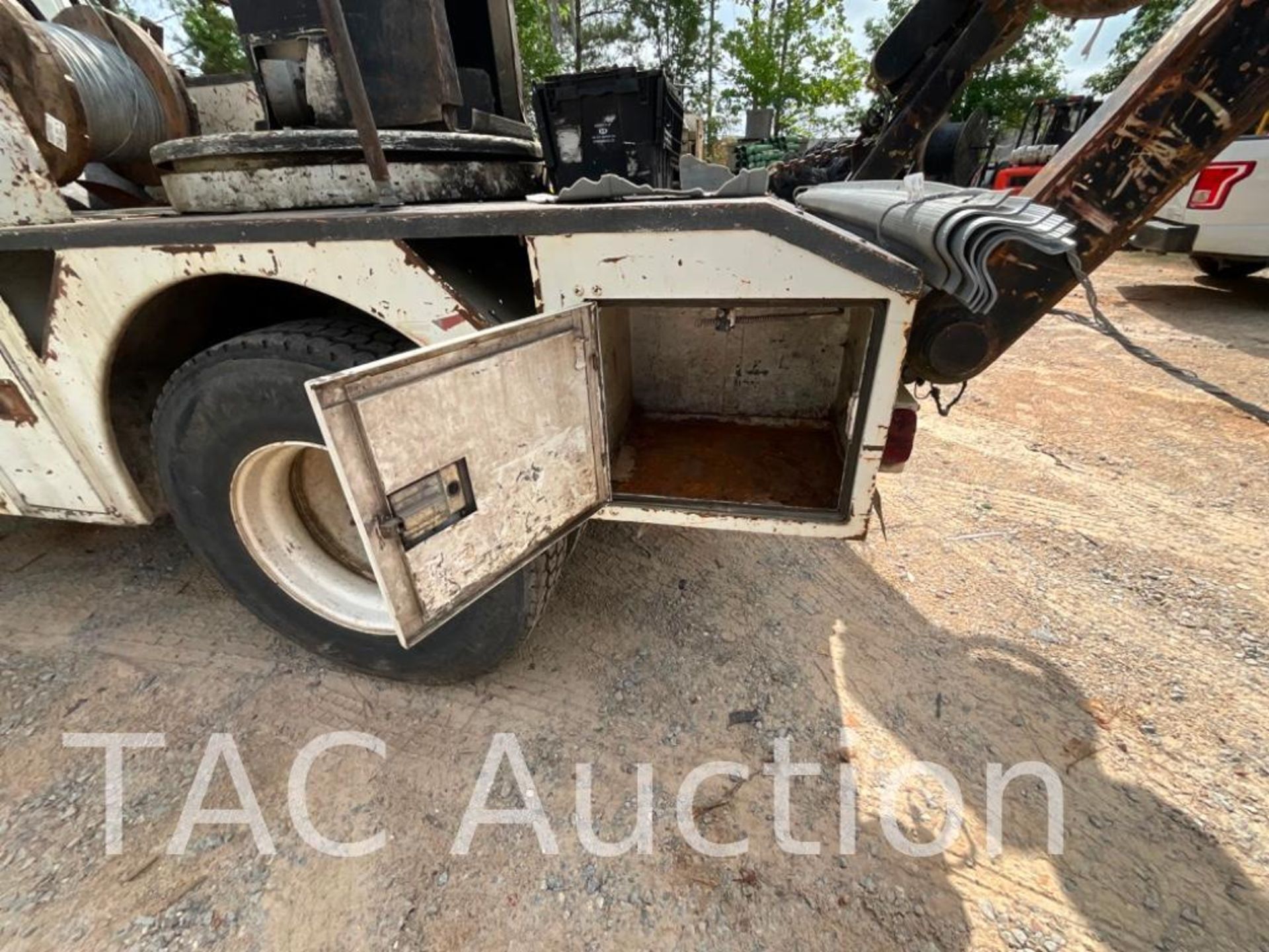 2006 International 4300 Cable Placer Bucket Truck - Image 12 of 64