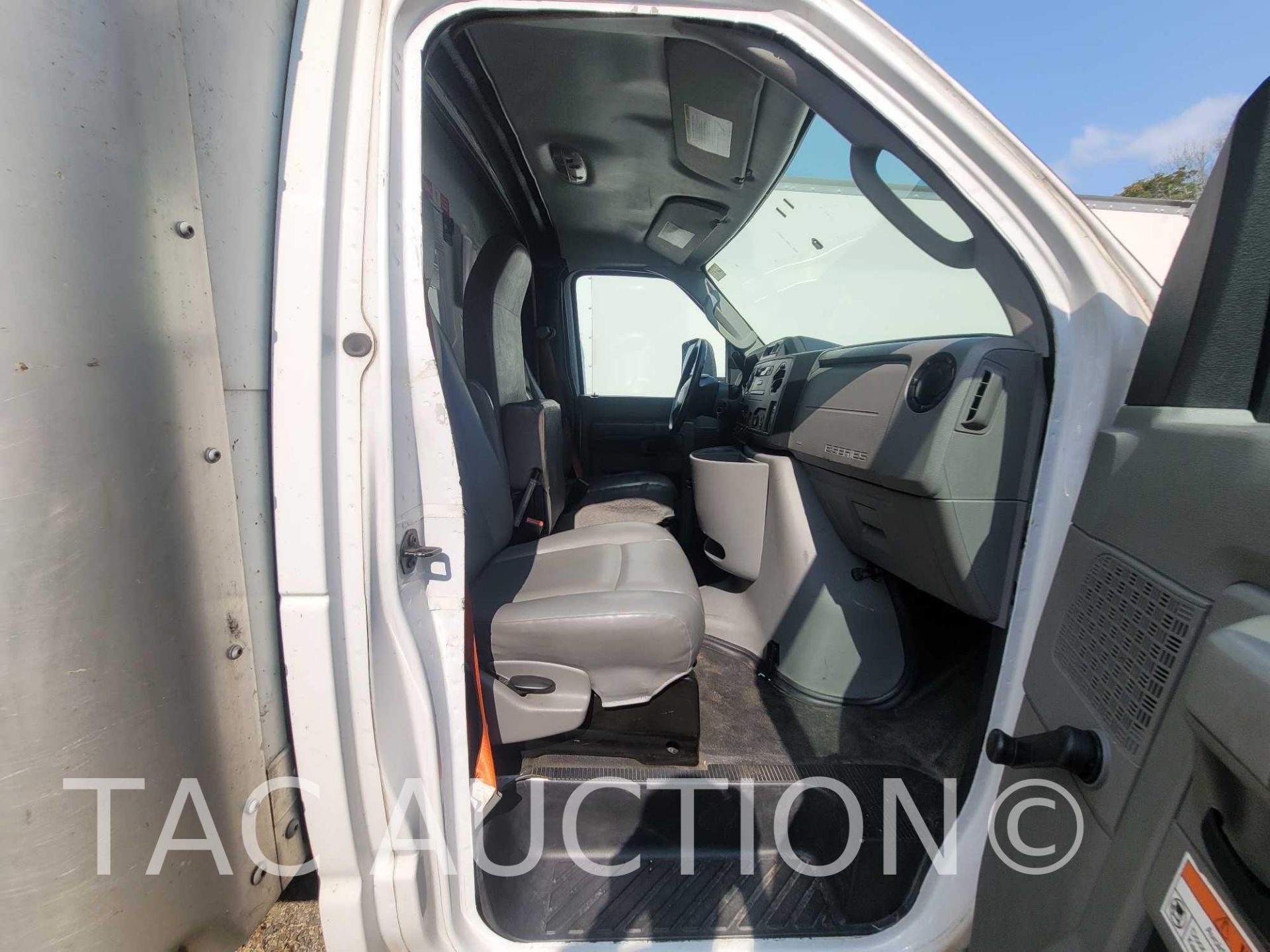 2015 Ford E-350 16ft Box Truck - Image 33 of 47