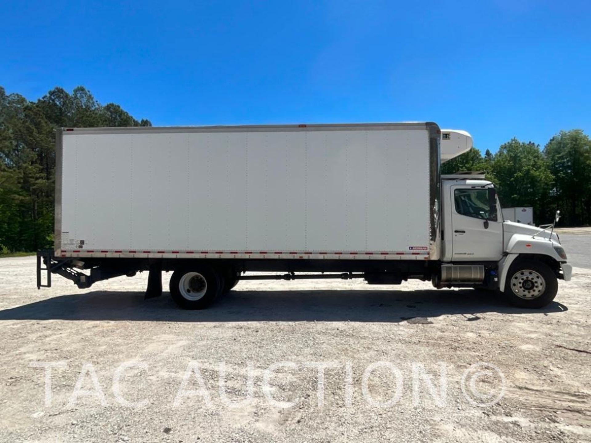 2017 Hino 338 26ft Reefer Box Truck With Liftgate - Image 6 of 69