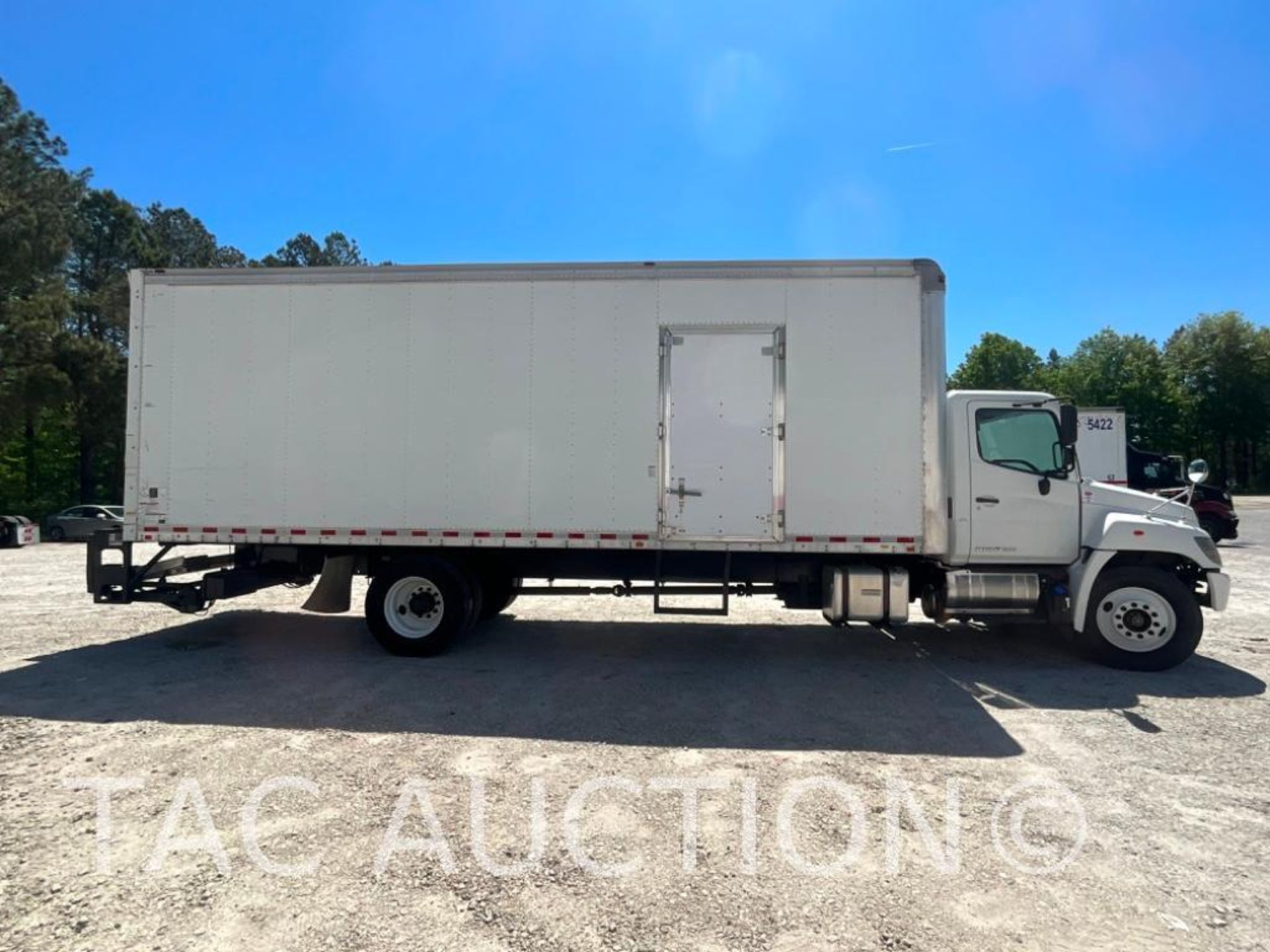 2016 Hino 268 26ft Box Truck With Liftgate - Image 6 of 69