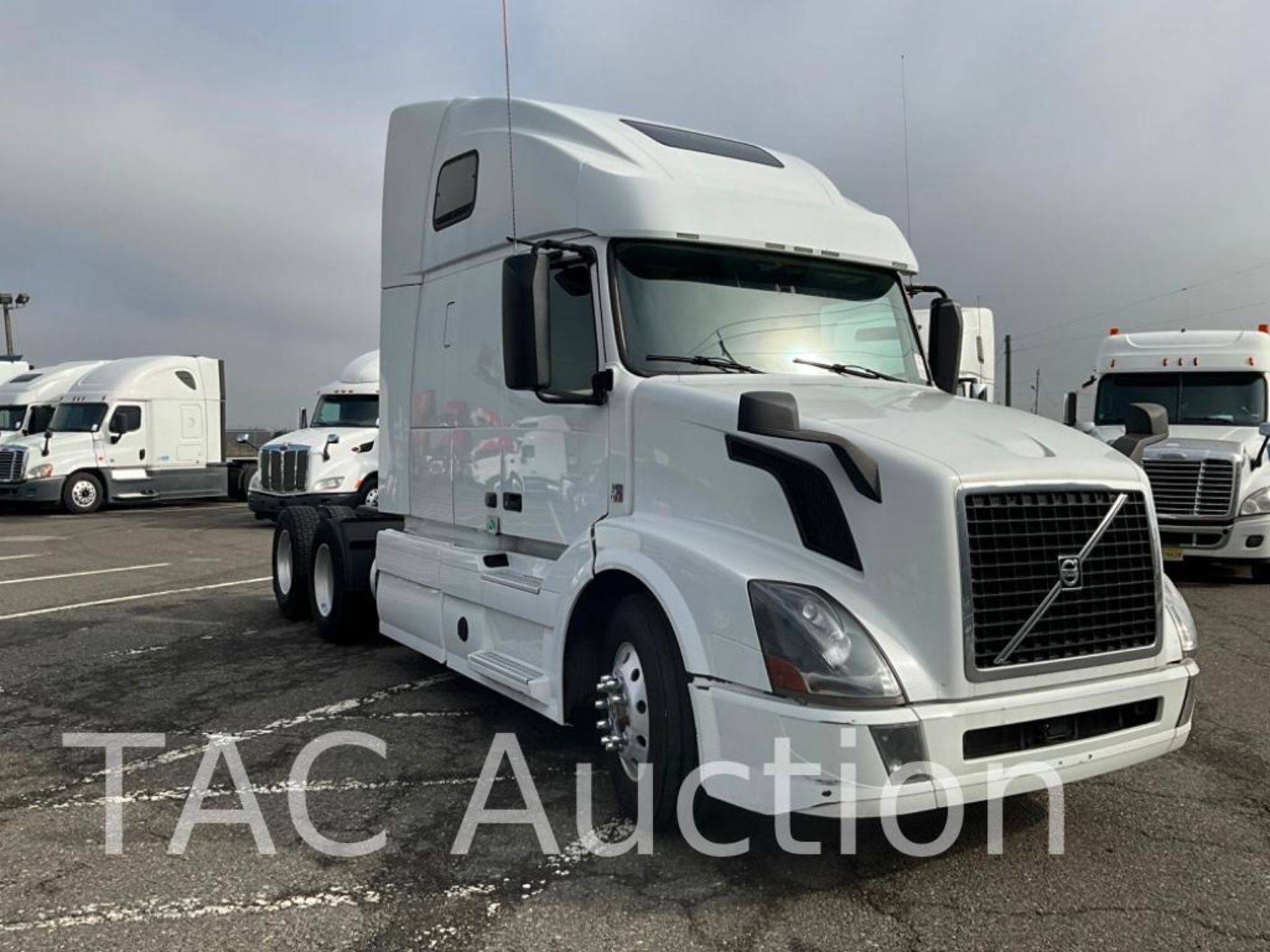 2017 Volvo VNL Sleeper Truck - Image 7 of 92