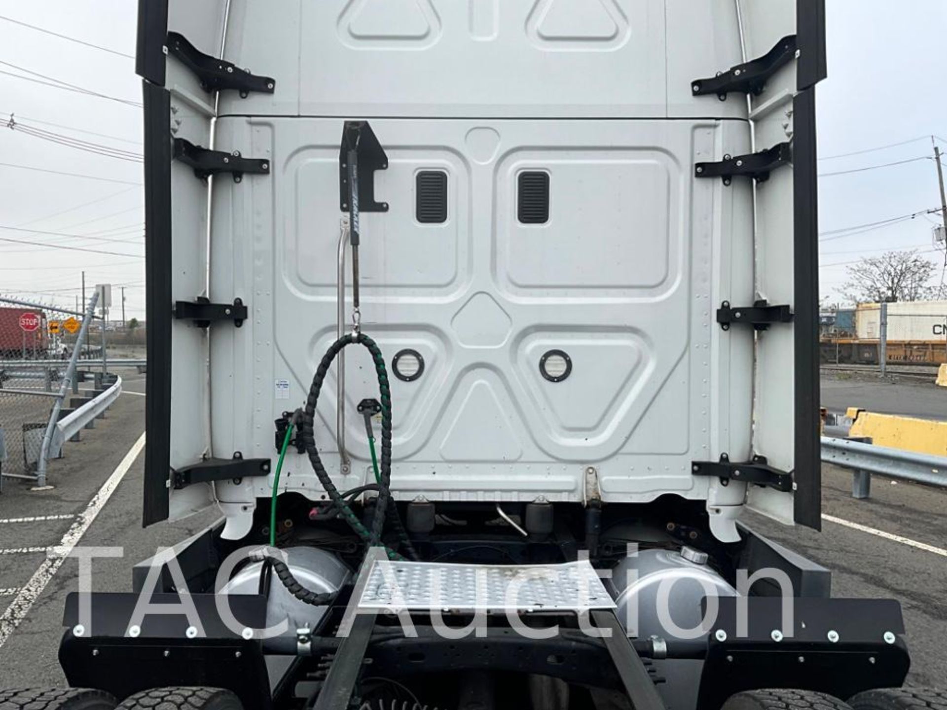 2016 Freightliner Cascadia Sleeper Truck - Image 79 of 96