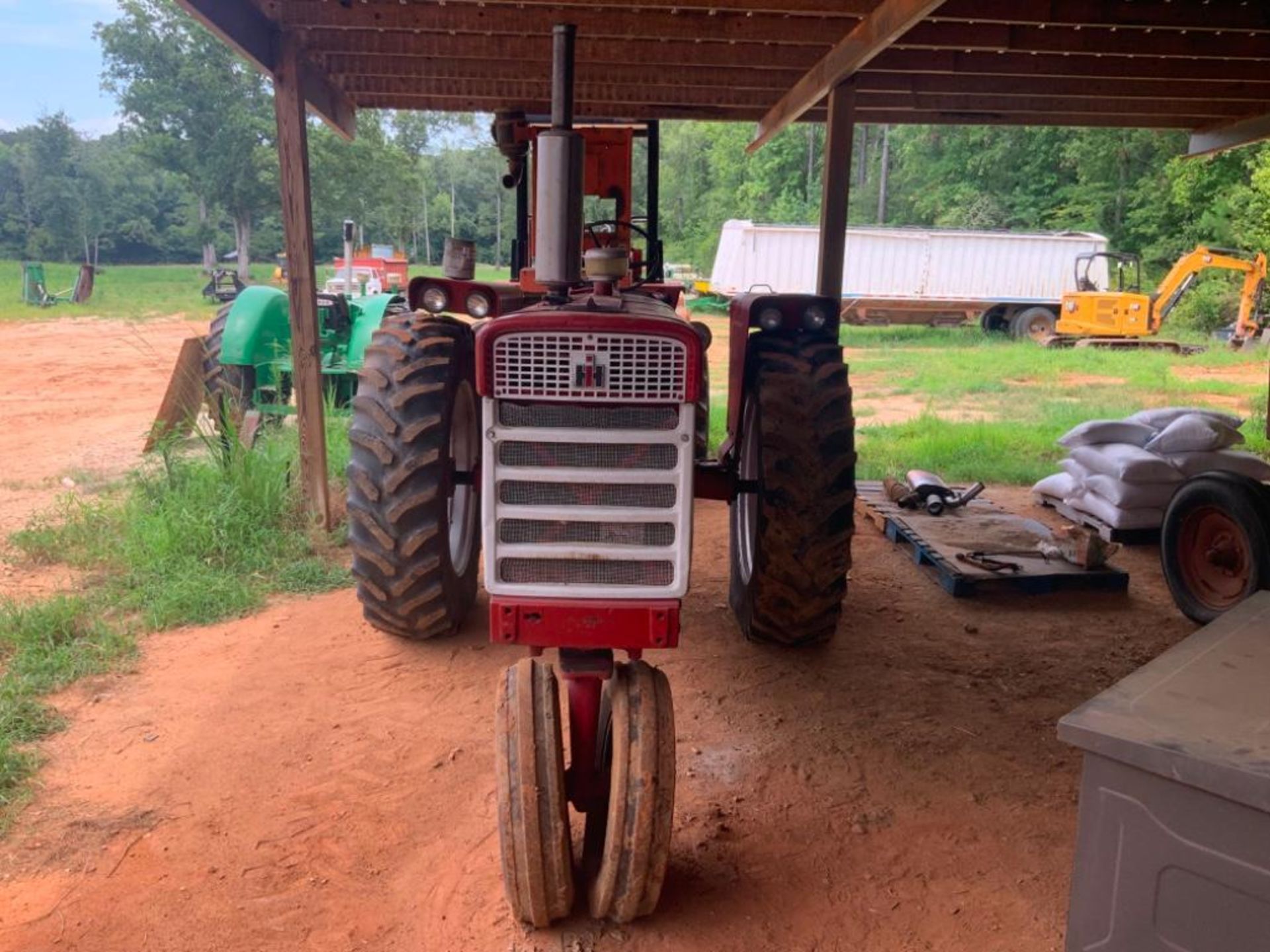 International Farmall 560 Farm Tractor - Image 2 of 45