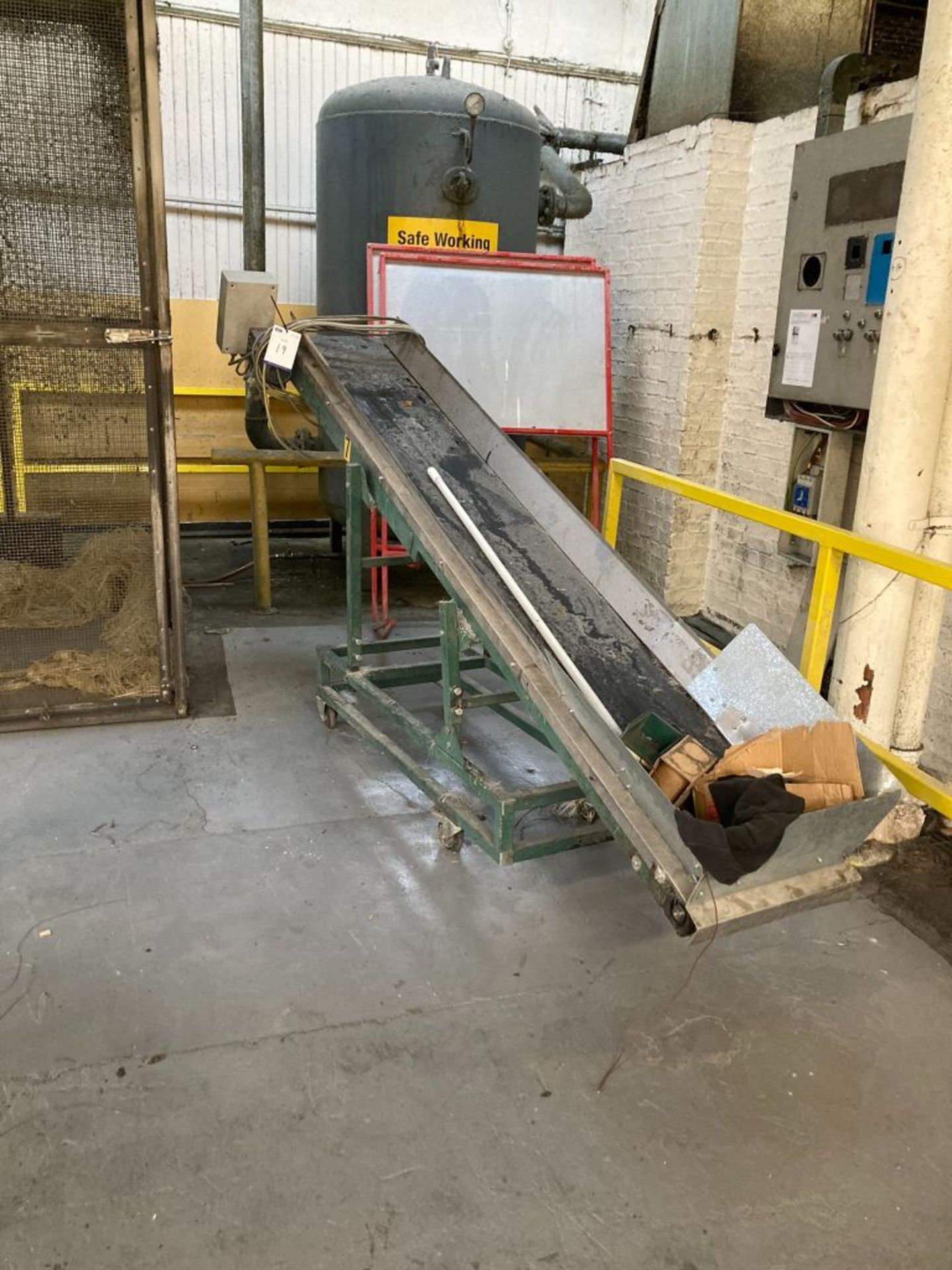 Inclined belt conveyor