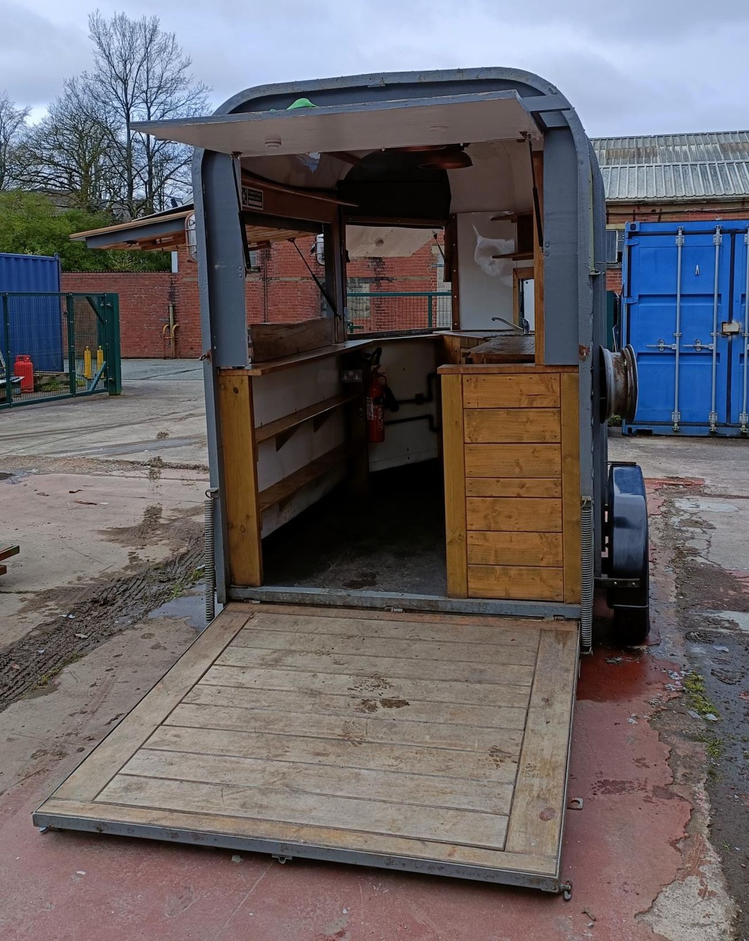 Converted horsebox twin axle catering unit / mobile bar concession unit - Bild 4 aus 19