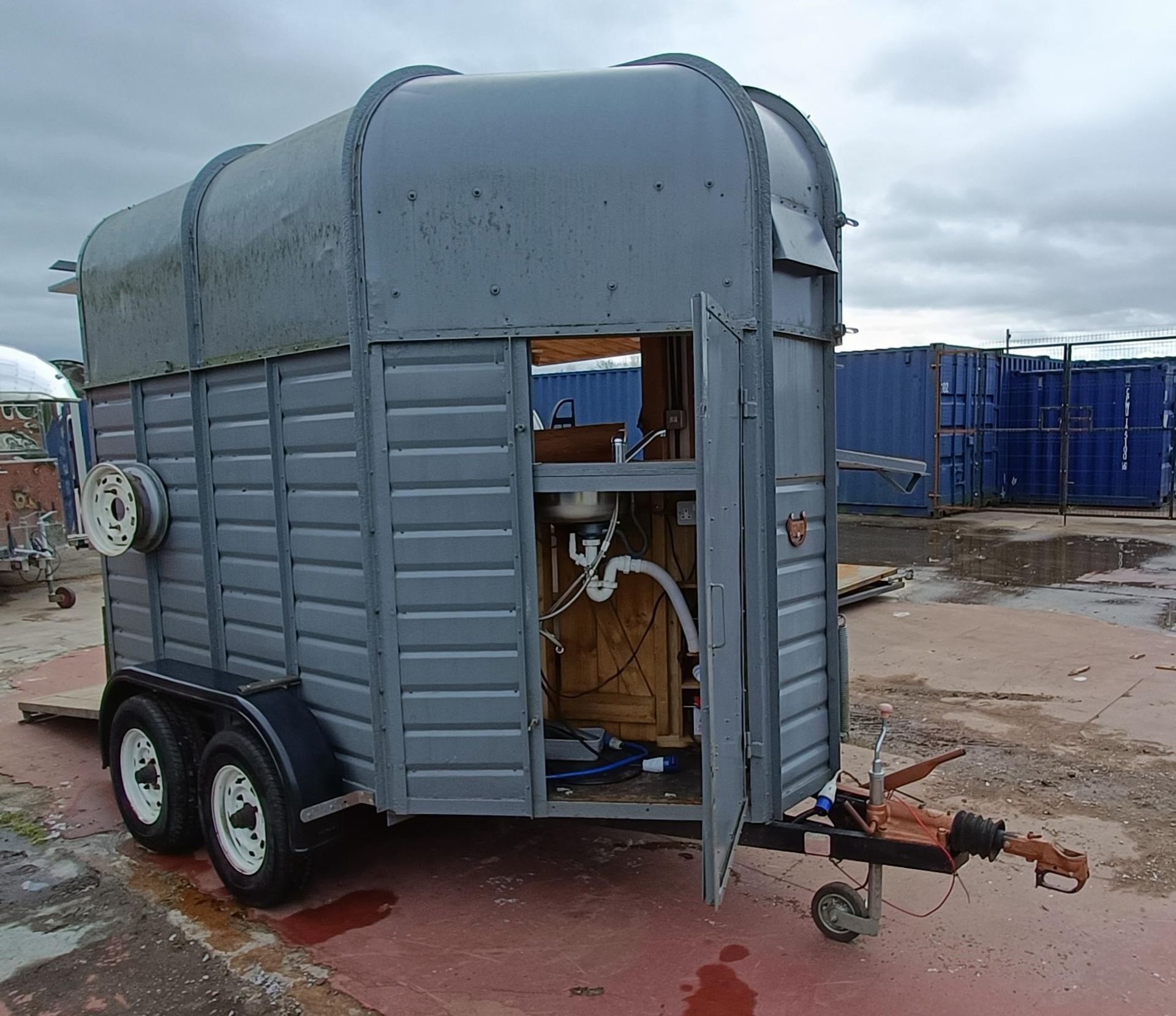 Converted horsebox twin axle catering unit / mobile bar concession unit - Image 3 of 19