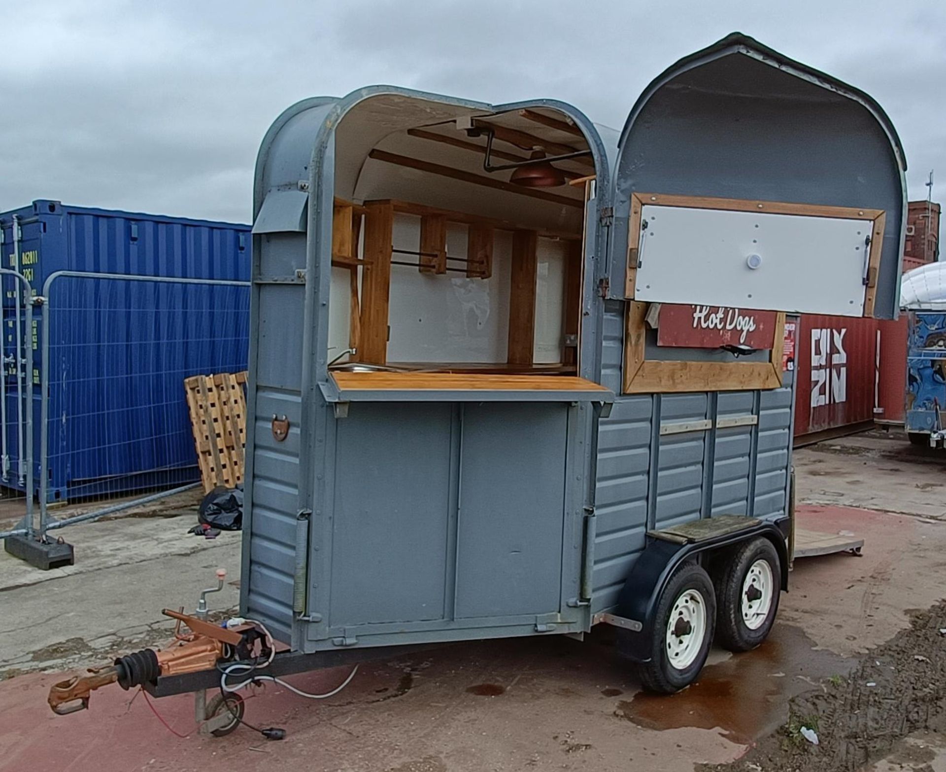 Converted horsebox twin axle catering unit / mobile bar concession unit - Image 10 of 19