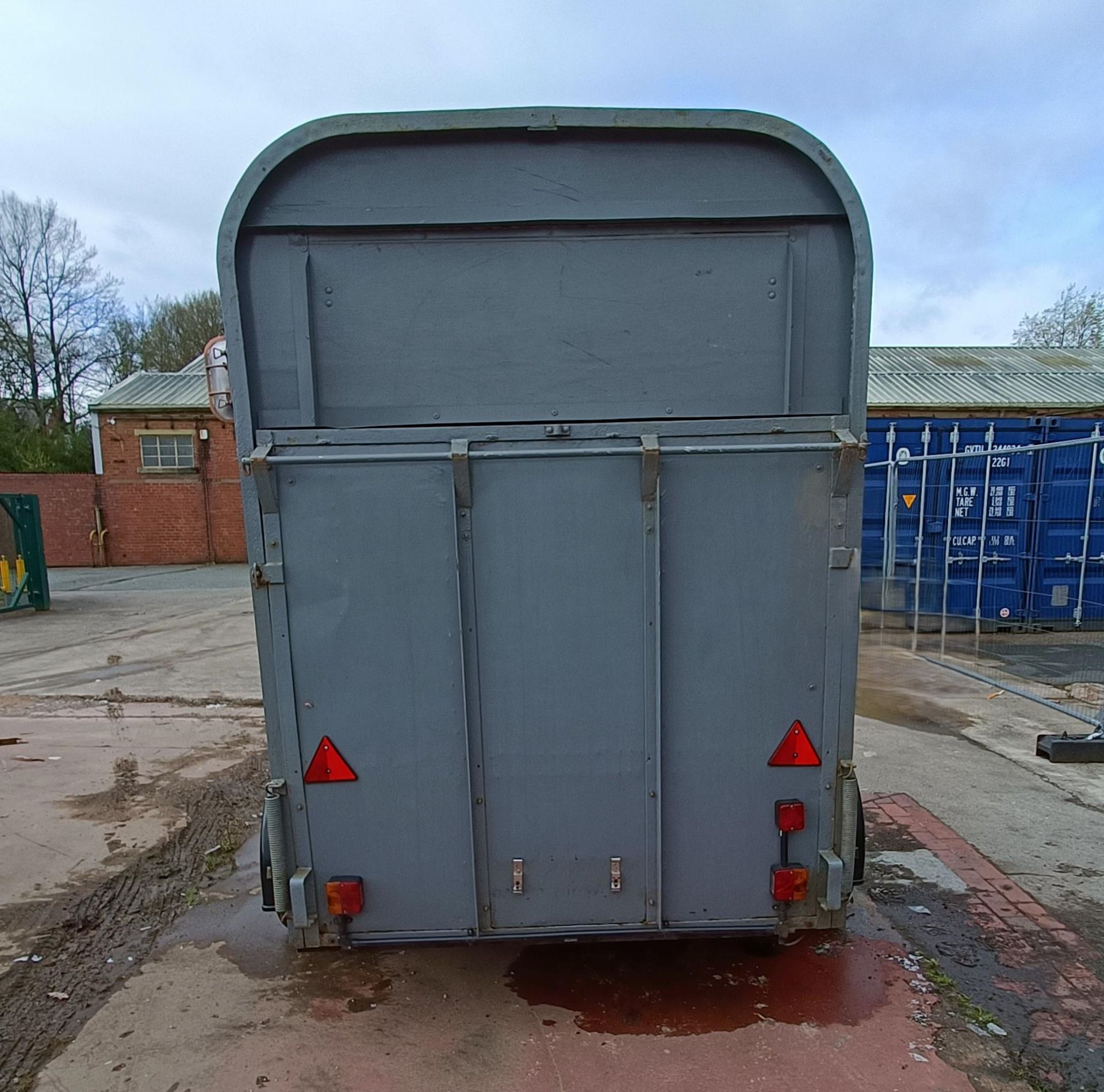 Converted horsebox twin axle catering unit / mobile bar concession unit - Image 18 of 19