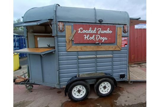 Converted horsebox twin axle catering unit / mobile bar concession unit - Image 9 of 19