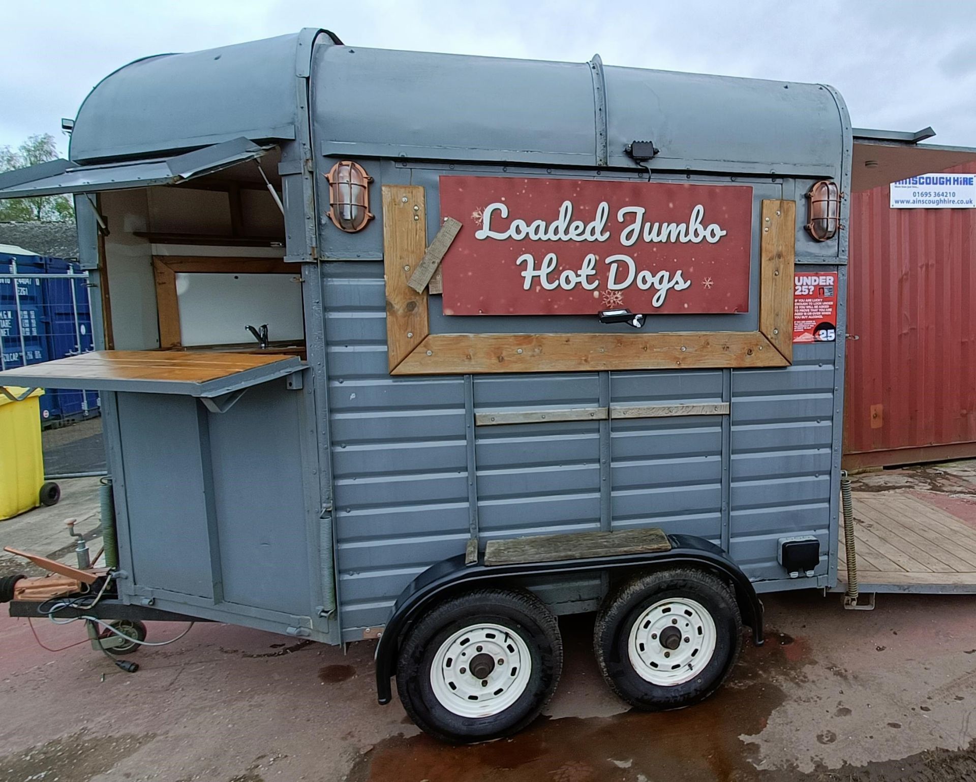 Converted horsebox twin axle catering unit / mobile bar concession unit - Image 9 of 19