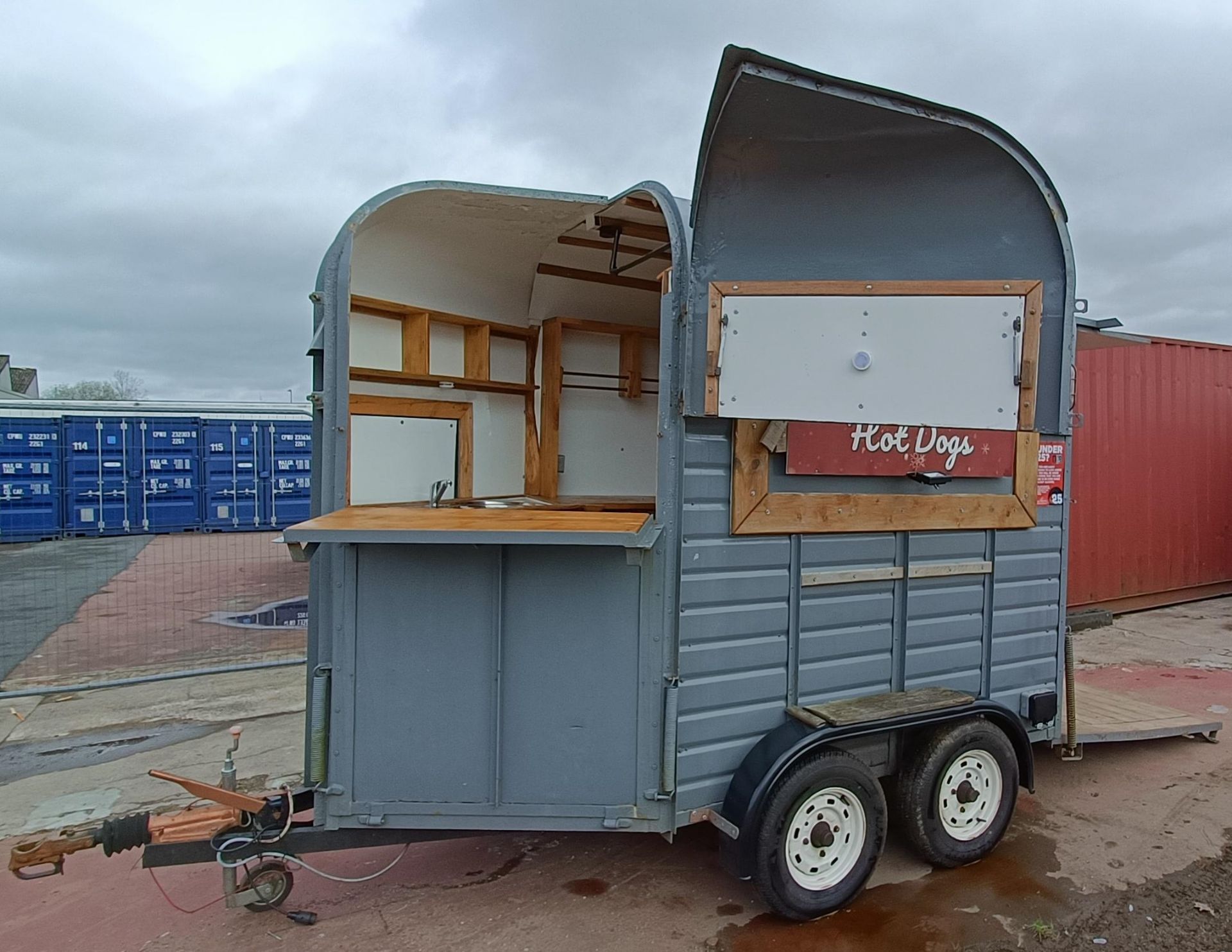 Converted horsebox twin axle catering unit / mobile bar concession unit - Image 11 of 19