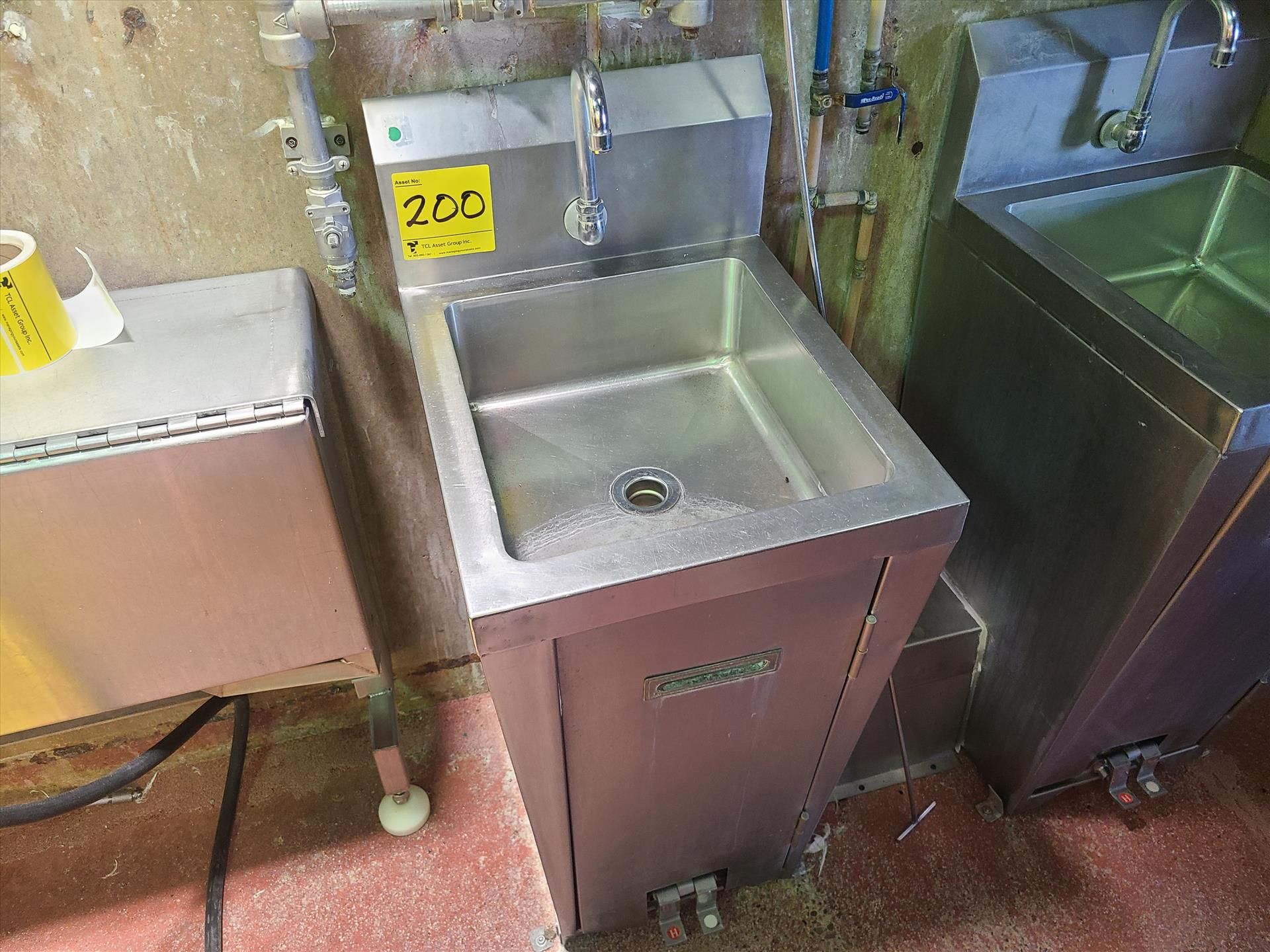 Nella hand wash sink, stainless steel, foot operated [Production]