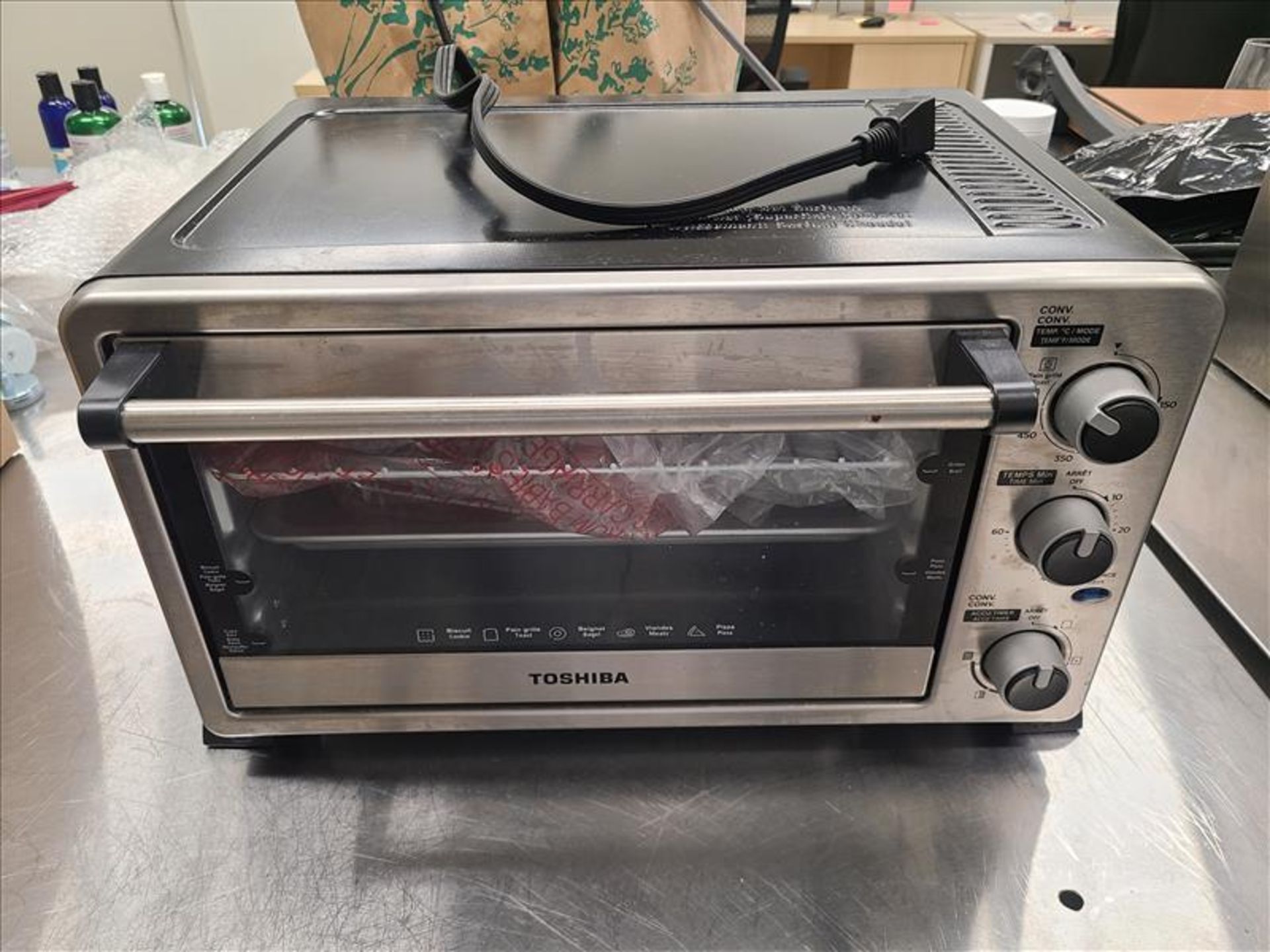 Toshiba Toaster Oven, mod. WTR-M25ASS, ser. no. 347E299360318301500125, 120 volts, 60 Hz [Loc.Test