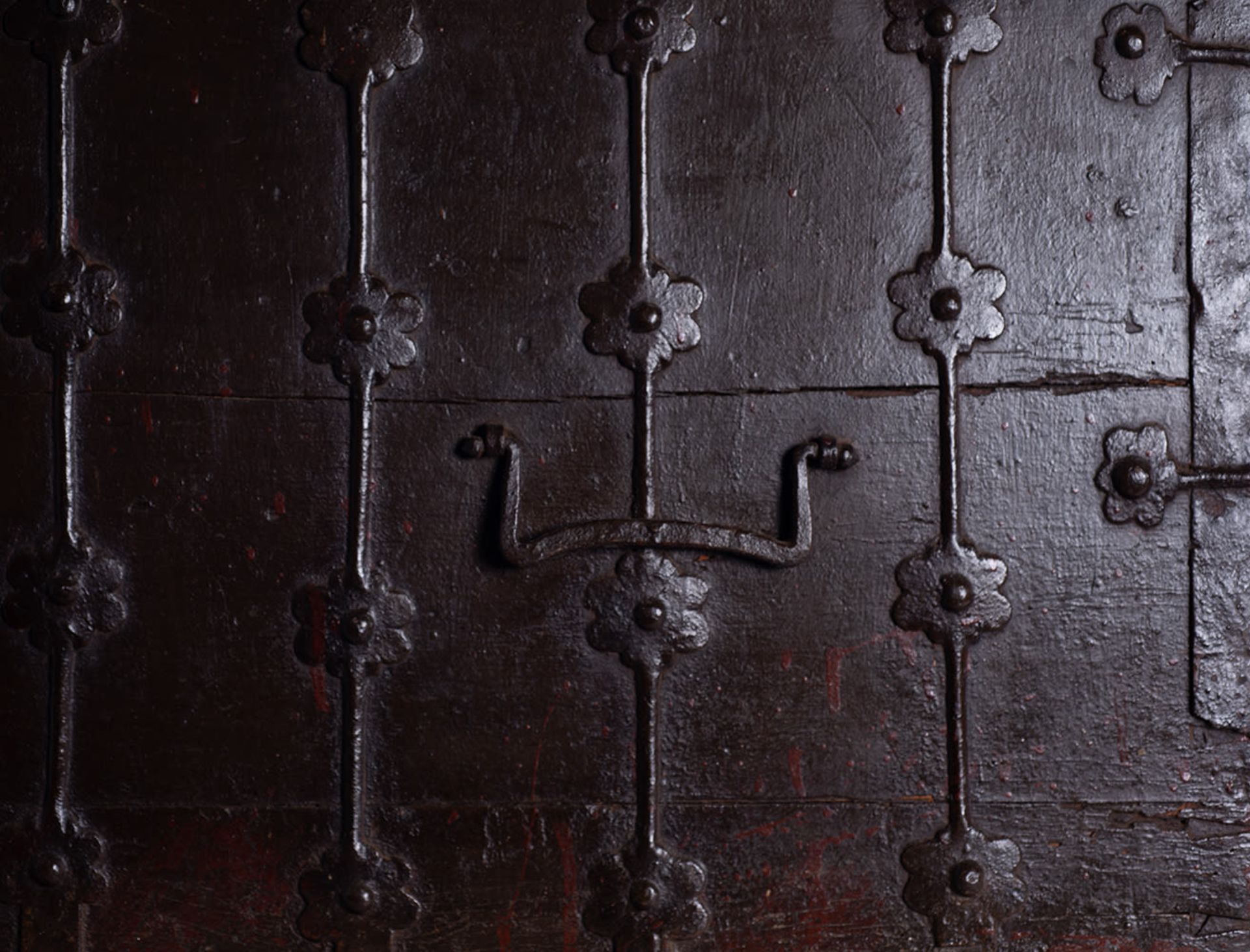 Massive Medieval Gothic Iron Chest, 15th century , in cast iron - Image 4 of 7