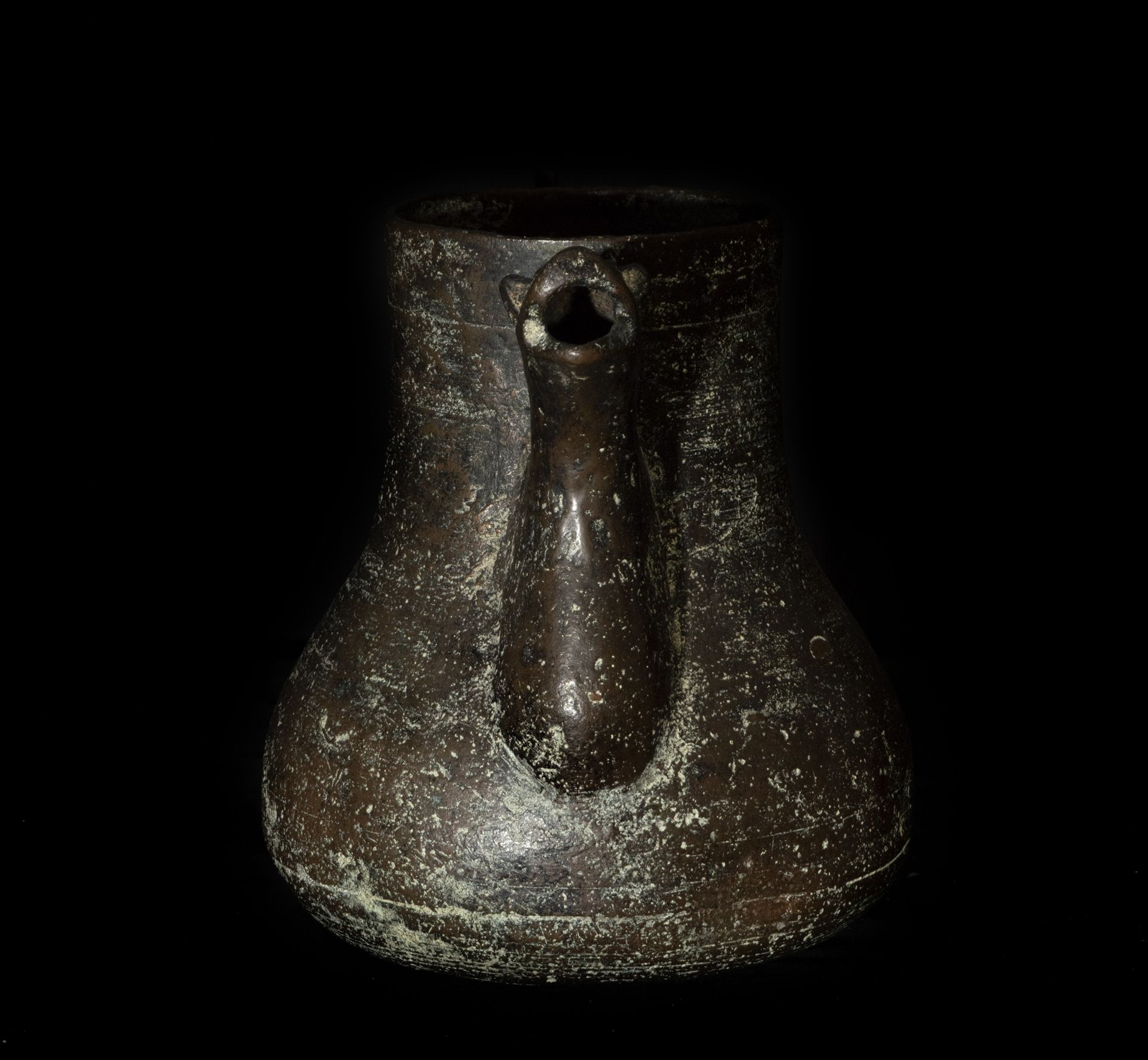 Classical Greek style bronze water bowl from the 18th century with zoomorphic spout in the shape of 