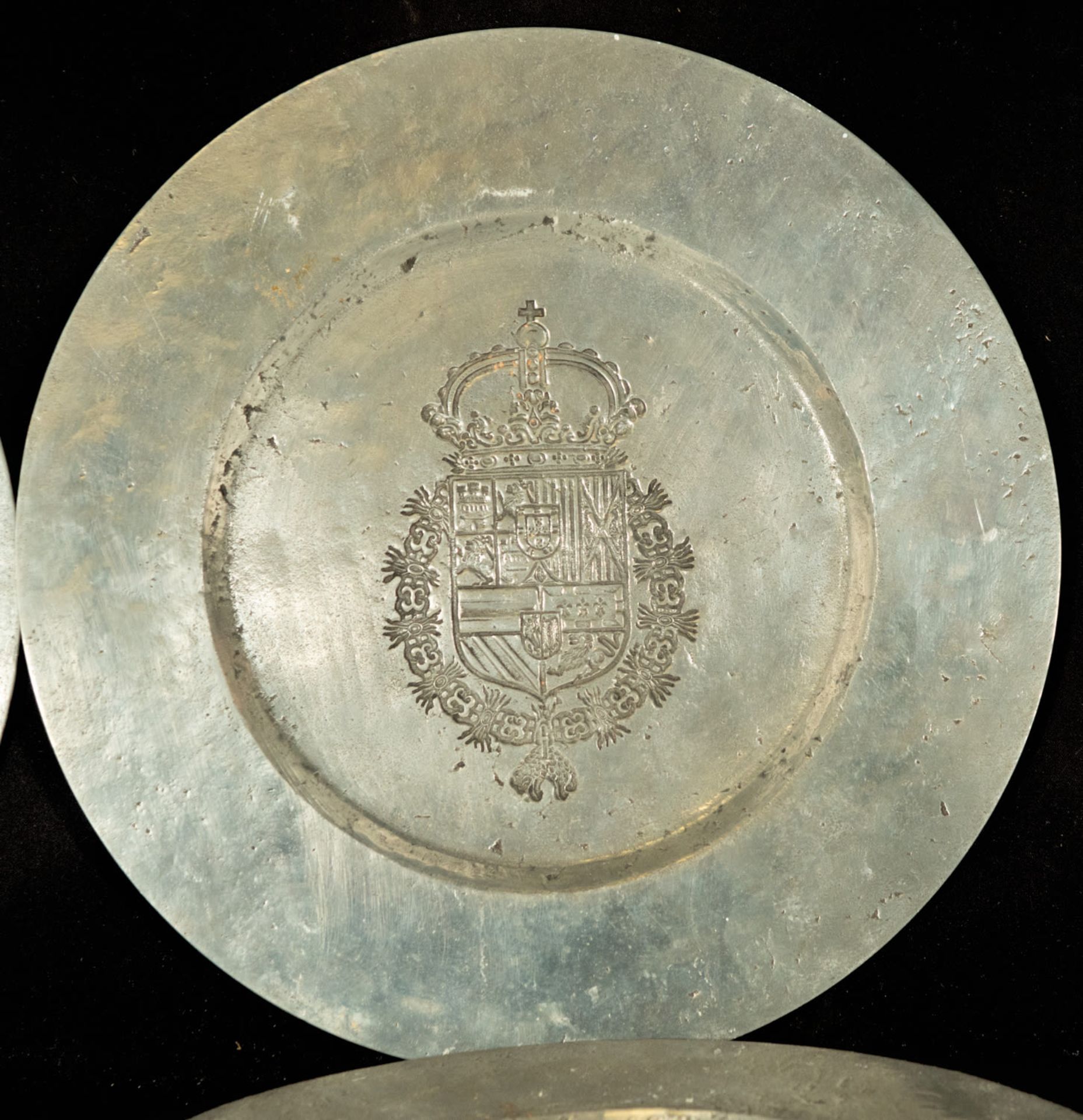 Important decorative set of 12 large display trays in silvered metal in the Spanish Philip II style - Image 2 of 5