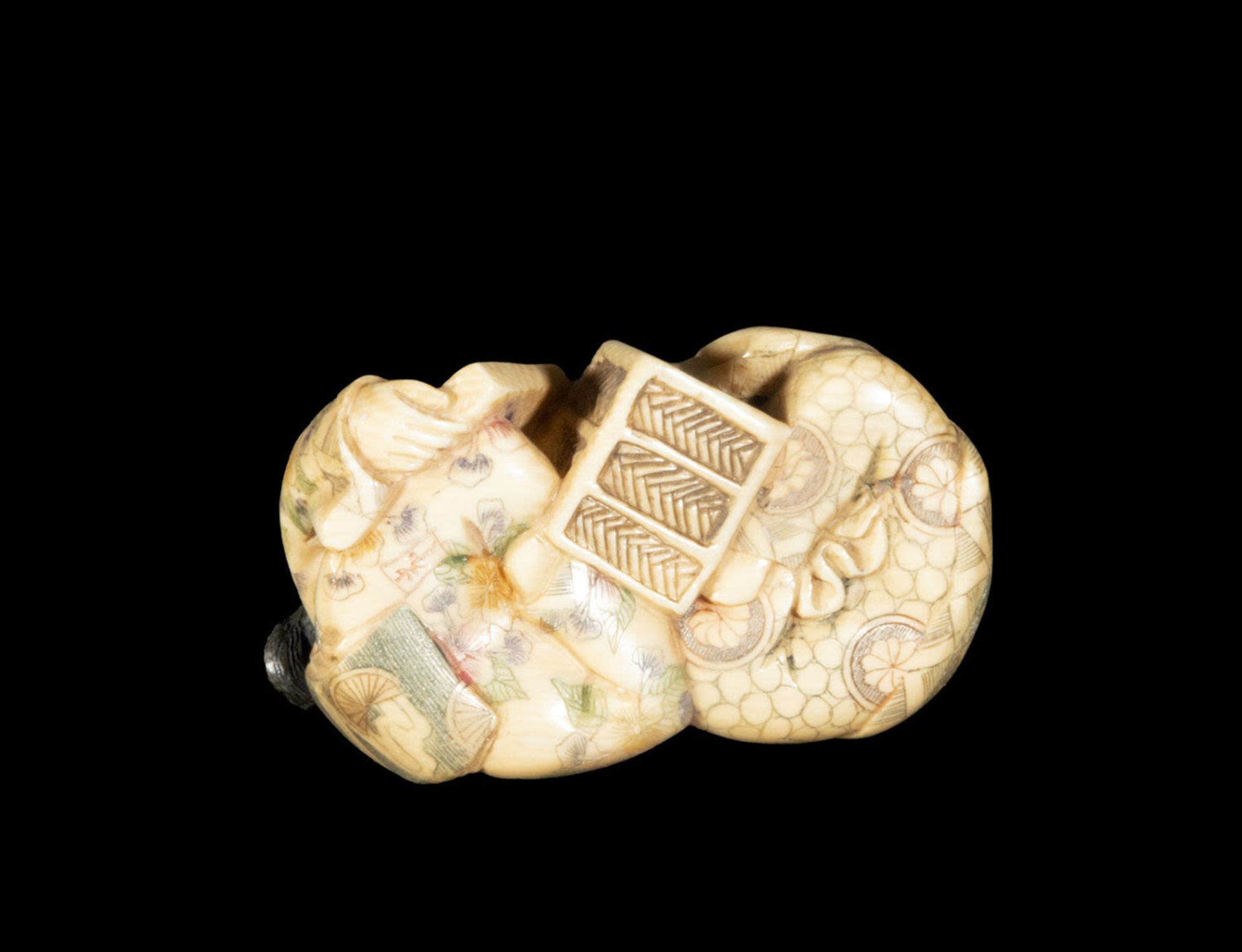 Japanese Netsuke on Mammoth Tusk (Mammuthus primigenius) representing elderly couple, 19th century J - Image 4 of 4