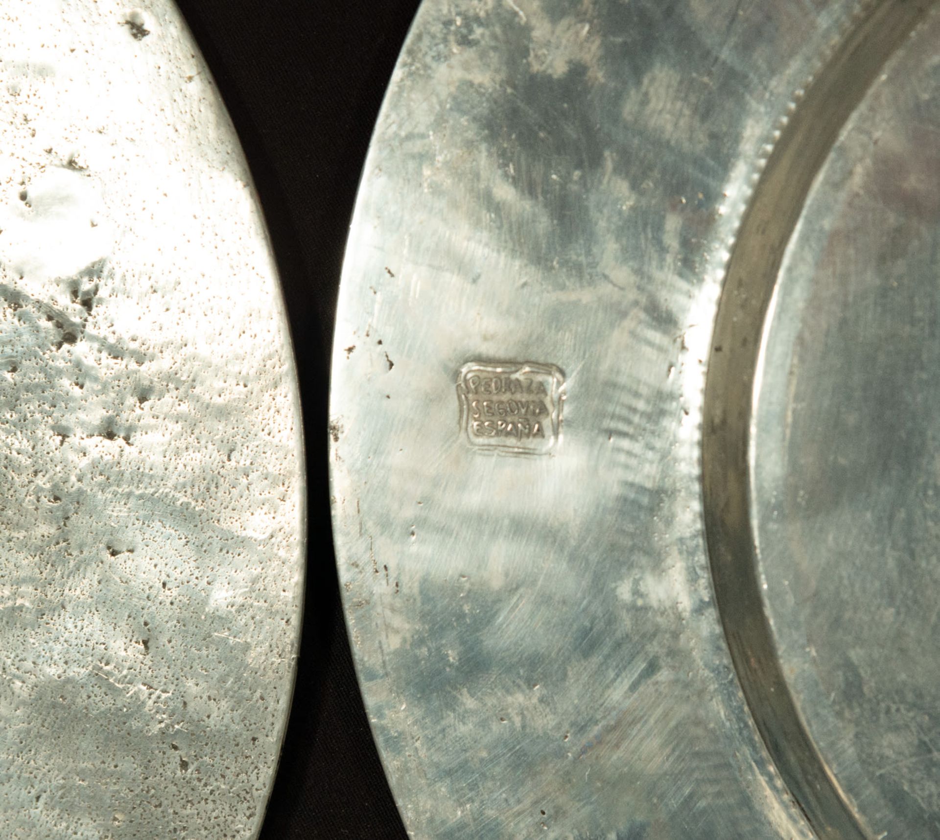Important decorative set of 12 large display trays in silvered metal in the Spanish Philip II style - Image 3 of 5
