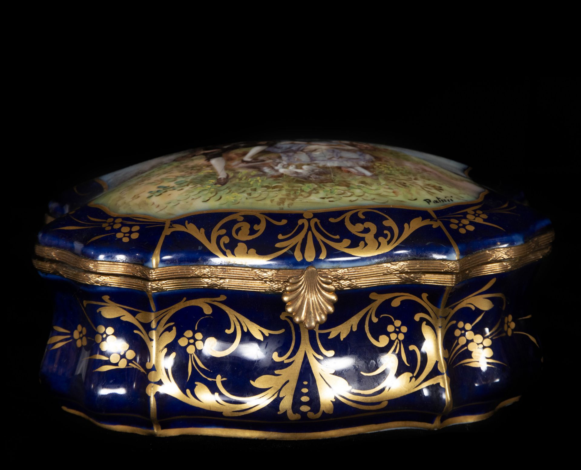 Box in French Sèvres porcelain from the 19th - 20th century