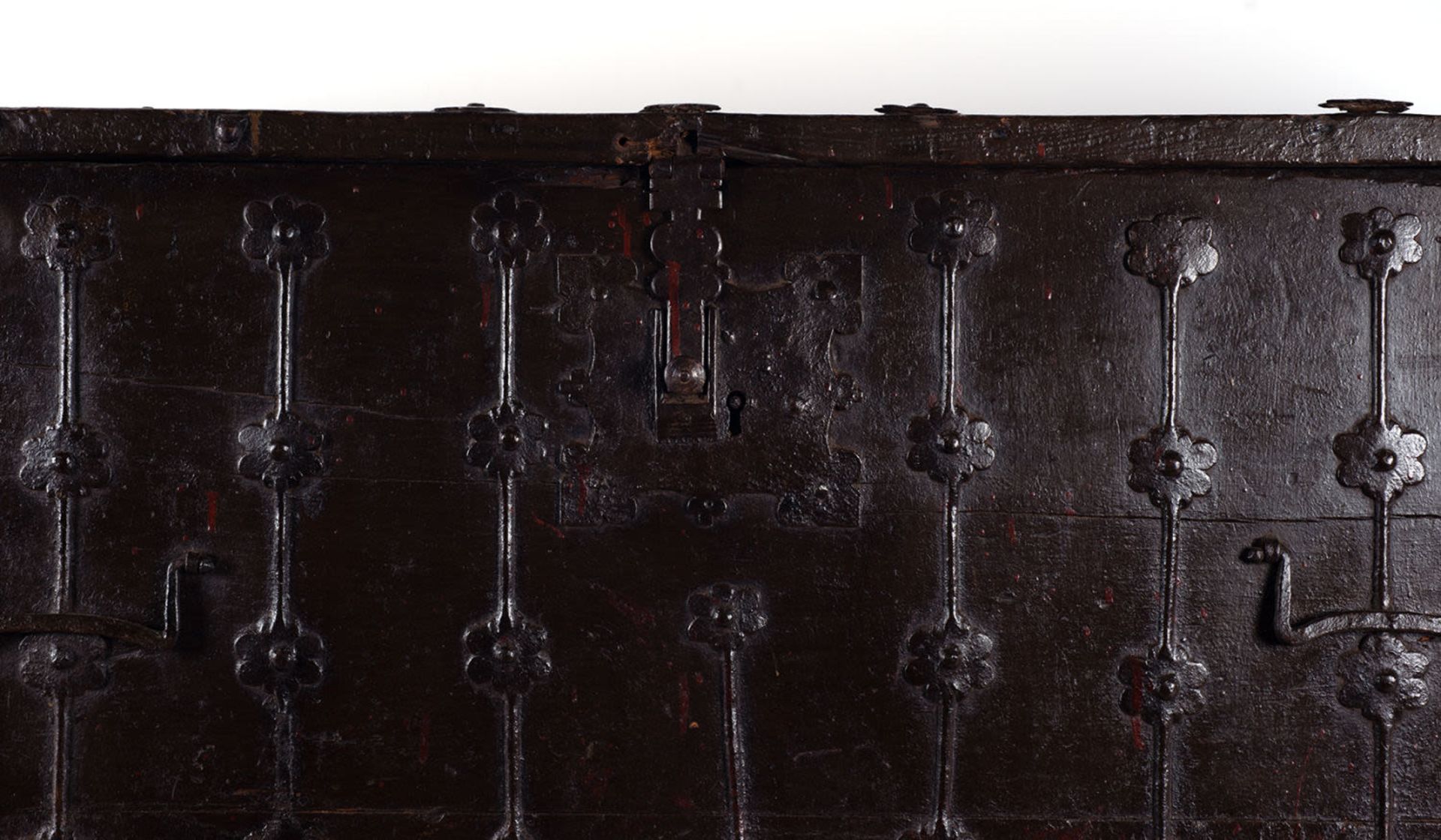 Massive Medieval Gothic Iron Chest, 15th century , in cast iron - Image 2 of 7