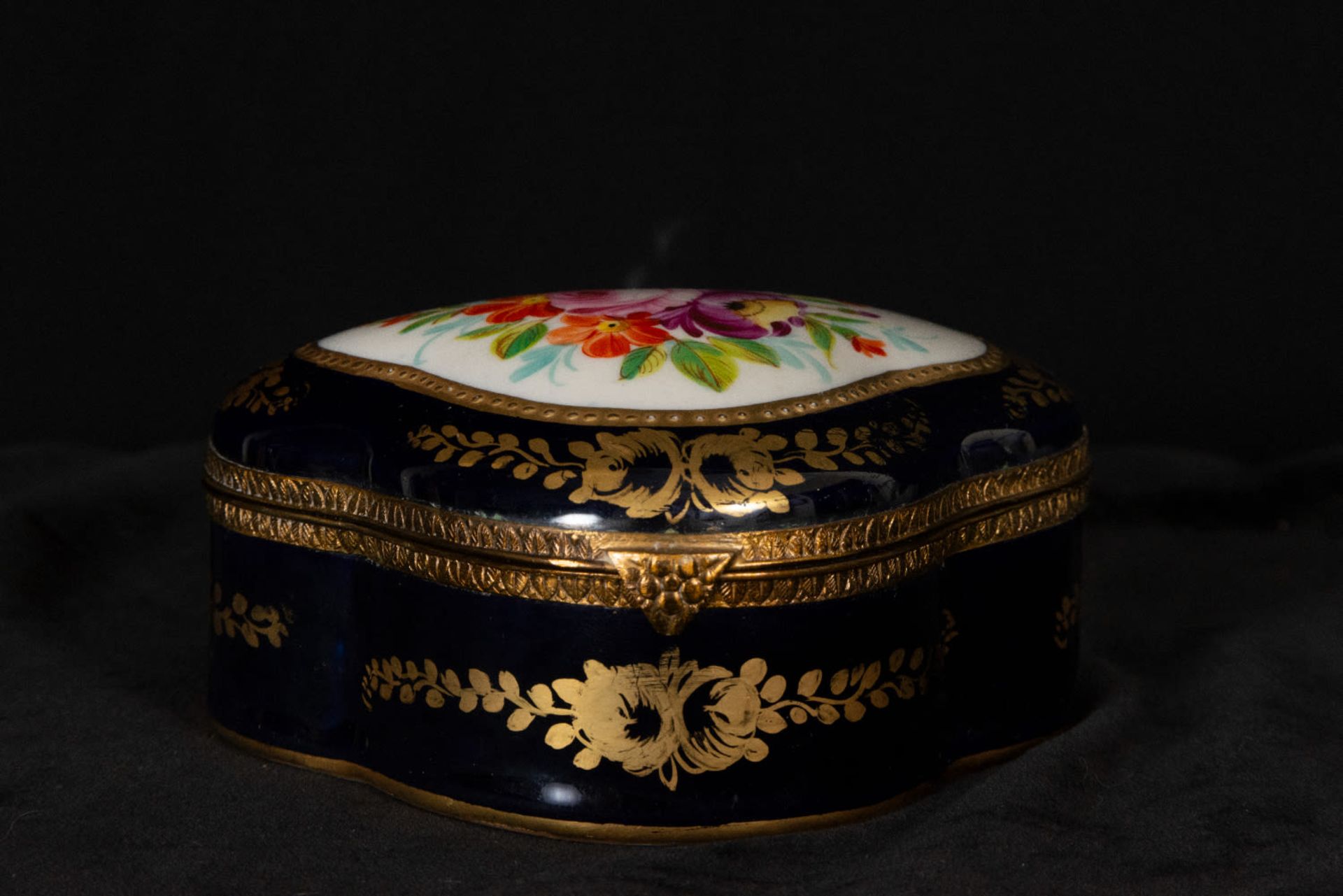 Pair of Sèvres porcelain dressing table jewelry boxes and porcelain swan, 19th century - Image 3 of 10