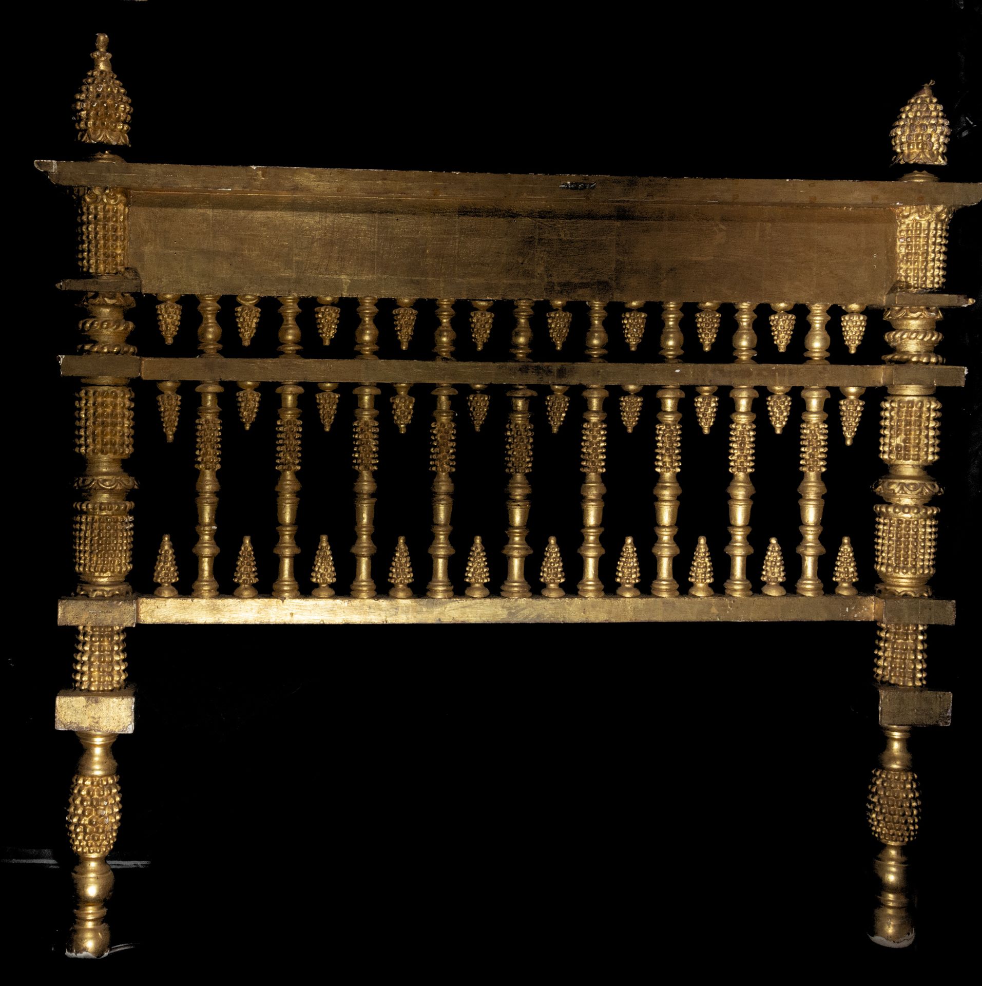 Bed headboard in gilded wood, baroque work from the South of Portugal or colonial from the 18th cent - Image 3 of 3