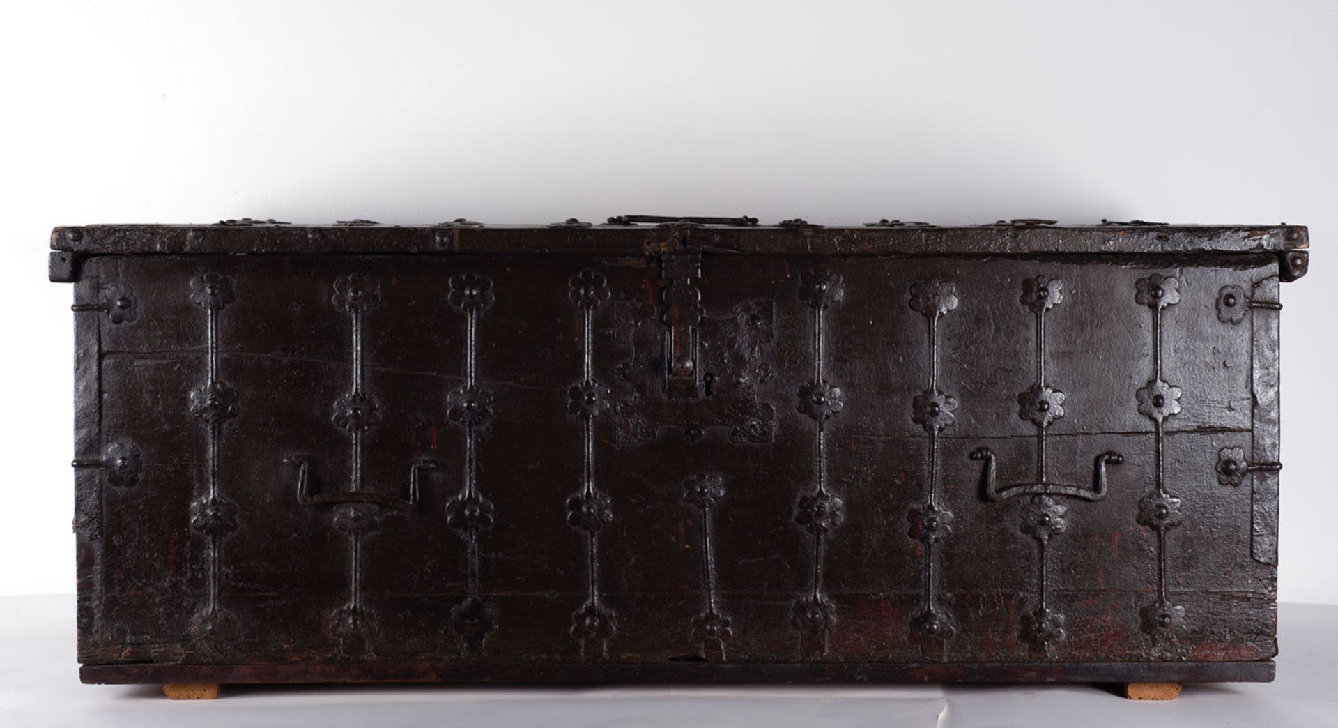 Massive Medieval Gothic Iron Chest, 15th century , in cast iron - Image 7 of 7