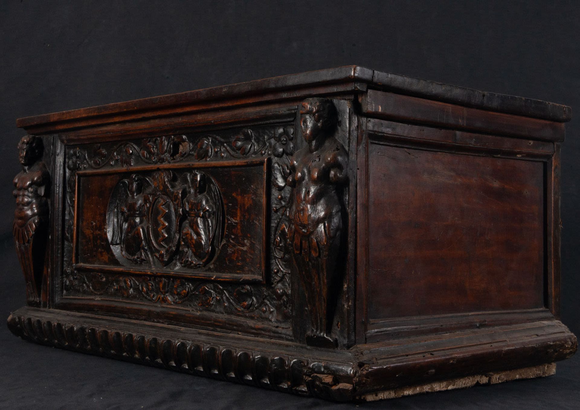 Large and Important Renaissance Chest, Spain or Italy, 16th century - Image 5 of 7