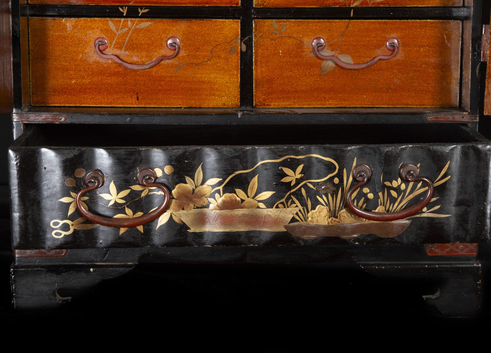 Exquisite Japanese Meiji tabletop cabinet in lacquered and gilded wood, 19th century - Image 6 of 8