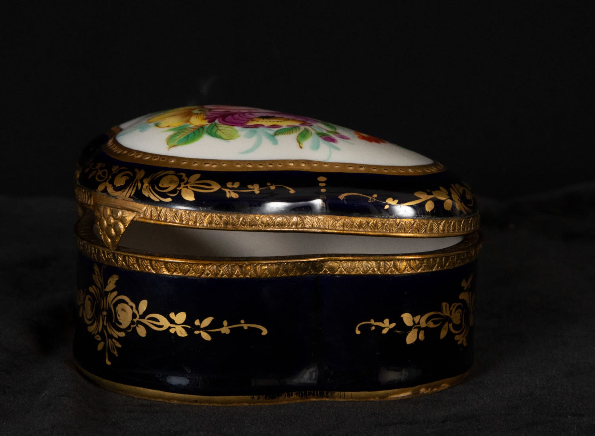 Pair of Sèvres porcelain dressing table jewelry boxes and porcelain swan, 19th century - Image 7 of 10