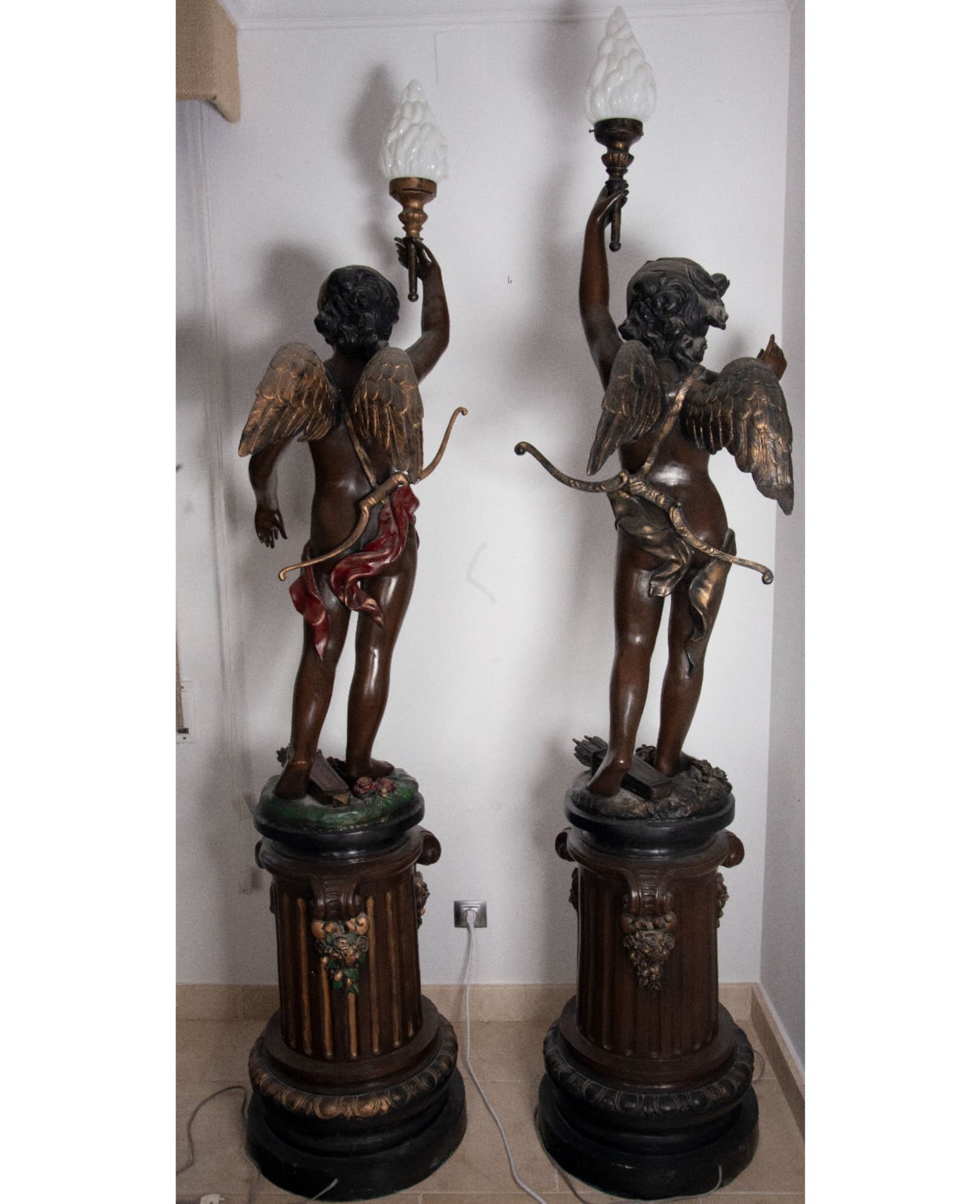 Pair of large bronze torch-bearing angels, French school from the late 19th century, around 1880 - Image 2 of 2